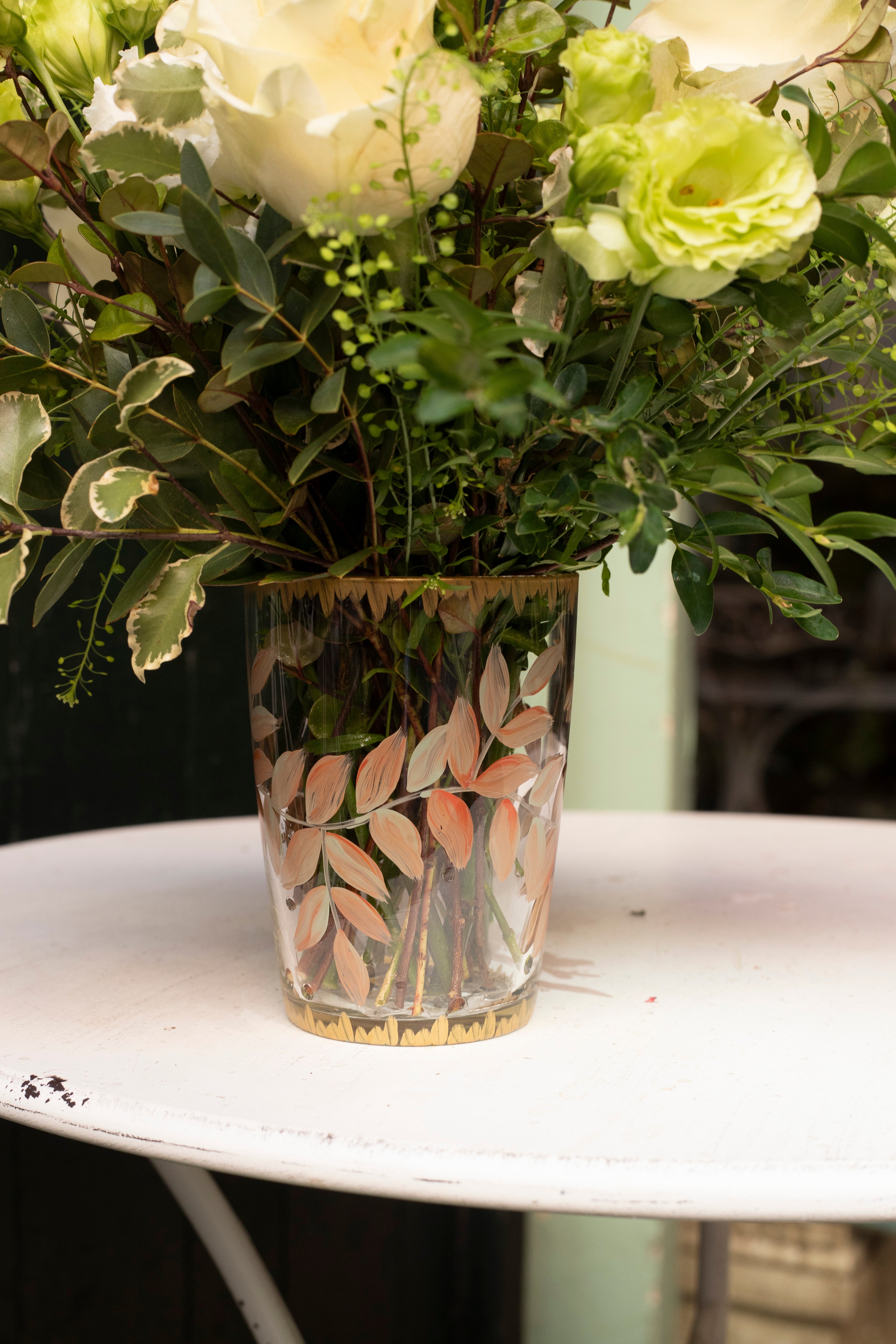 Vaso pintado a mano con flores