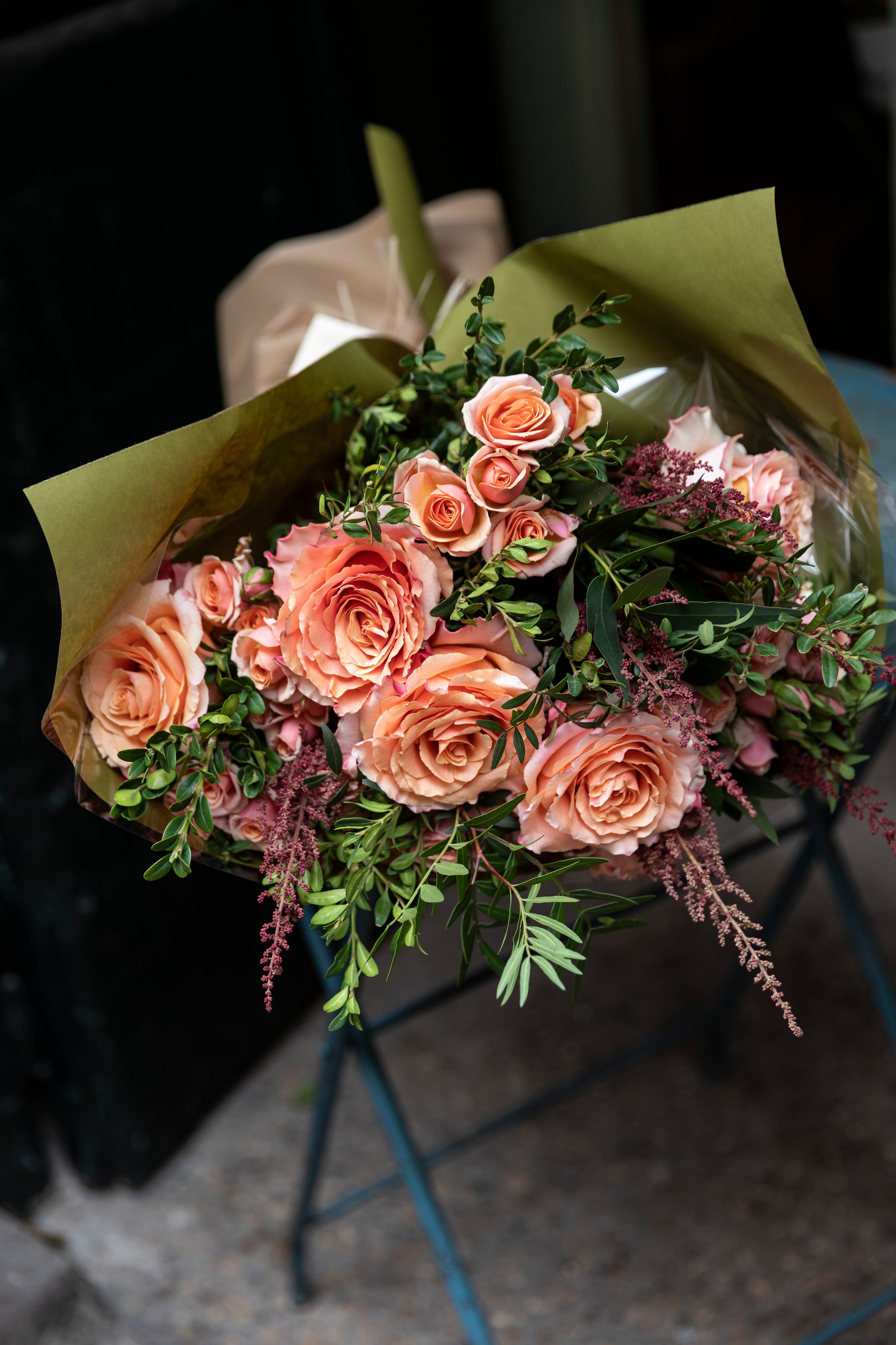 Ramo de rosas color salmón pequeño