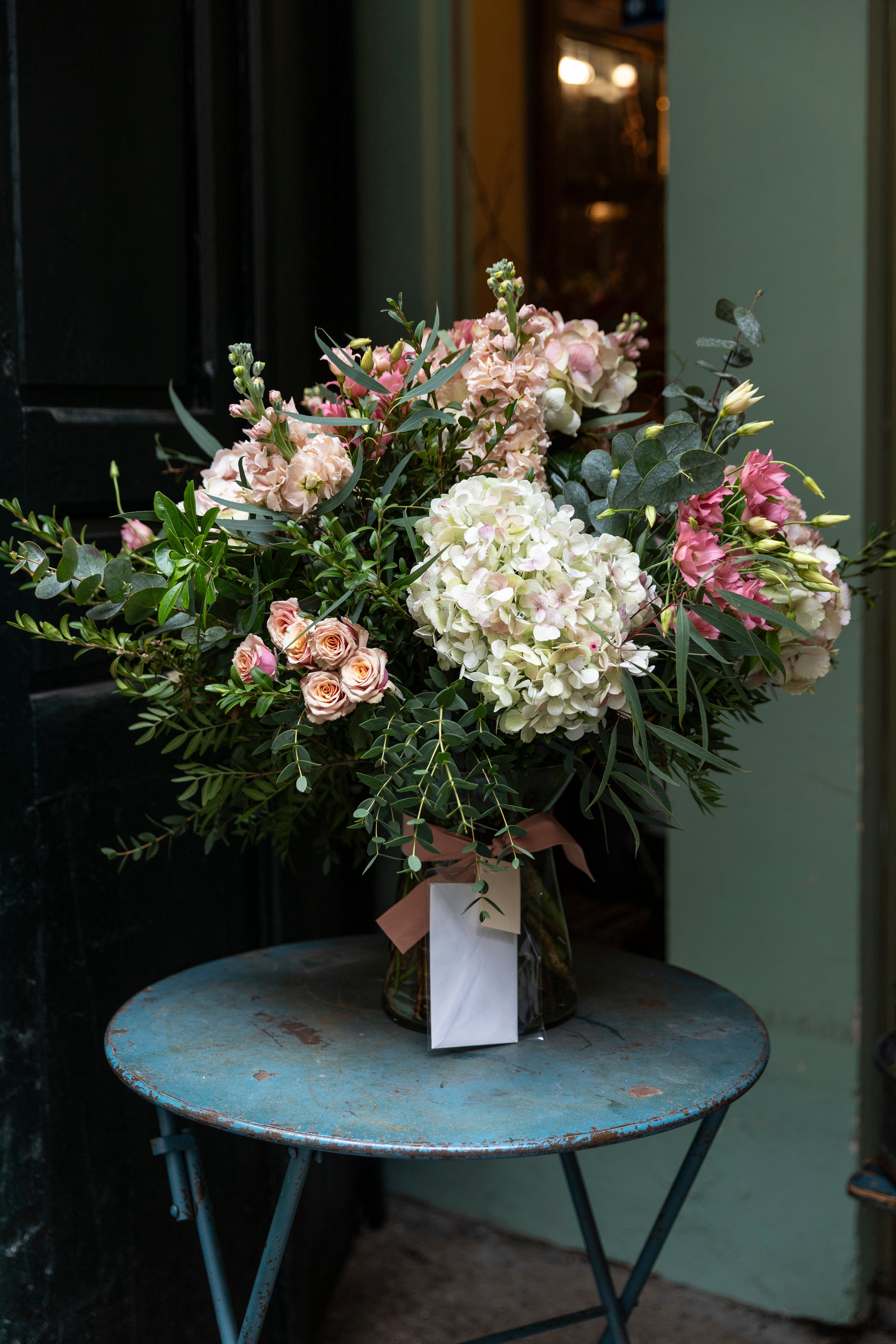 Jarrón de cristal de flores variadas