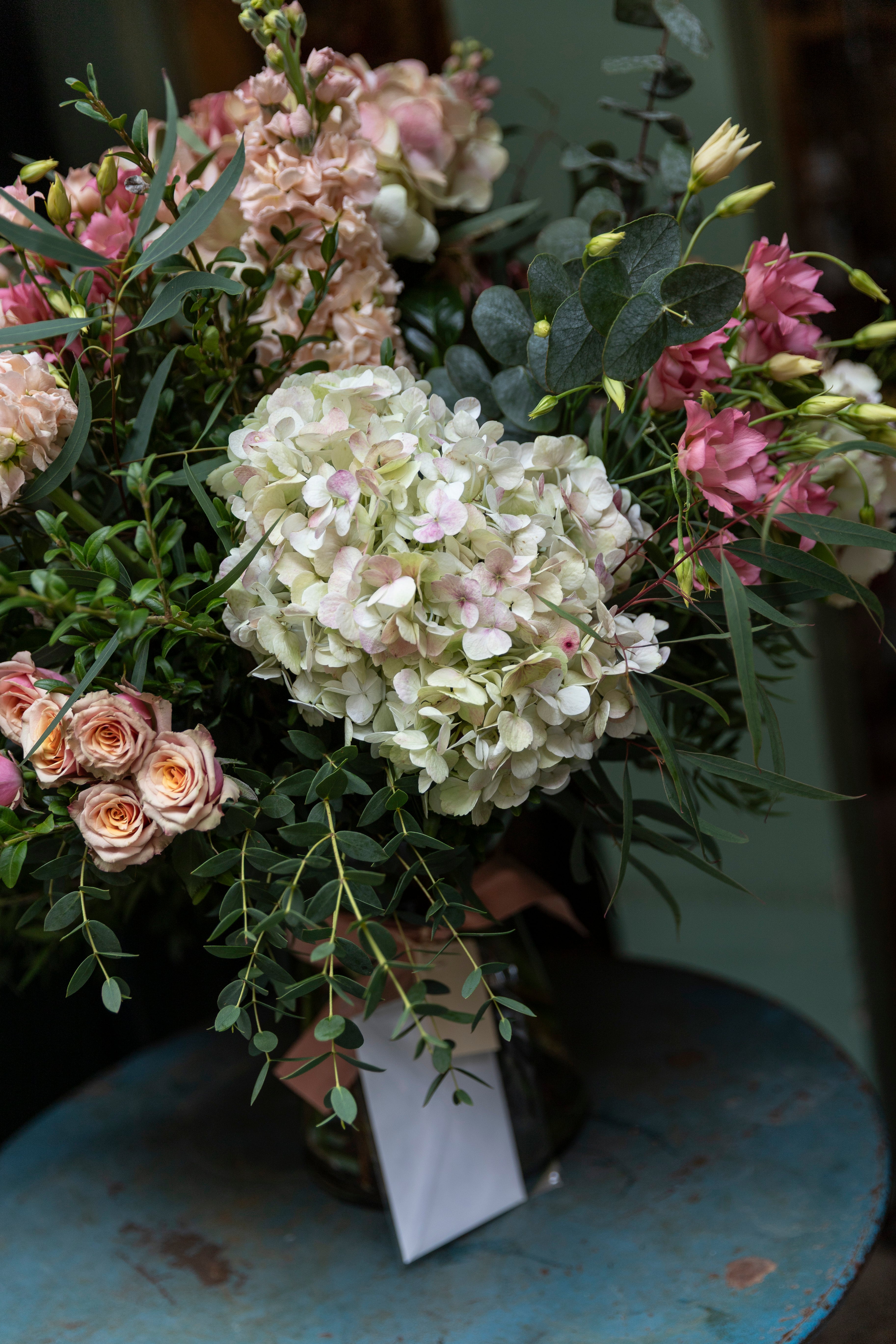 Jarrón de cristal de flores variadas