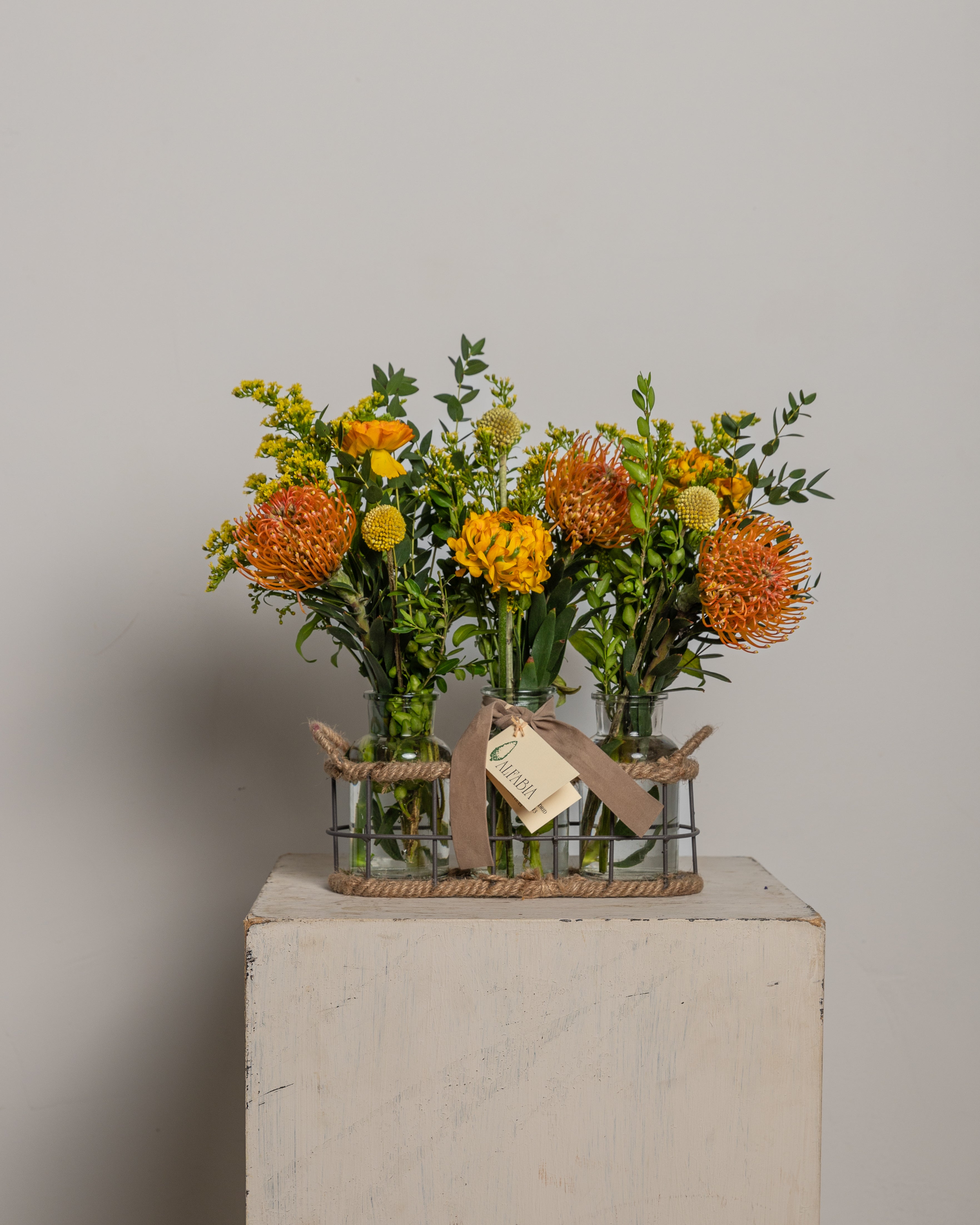 Cesto con tres tarros de flores