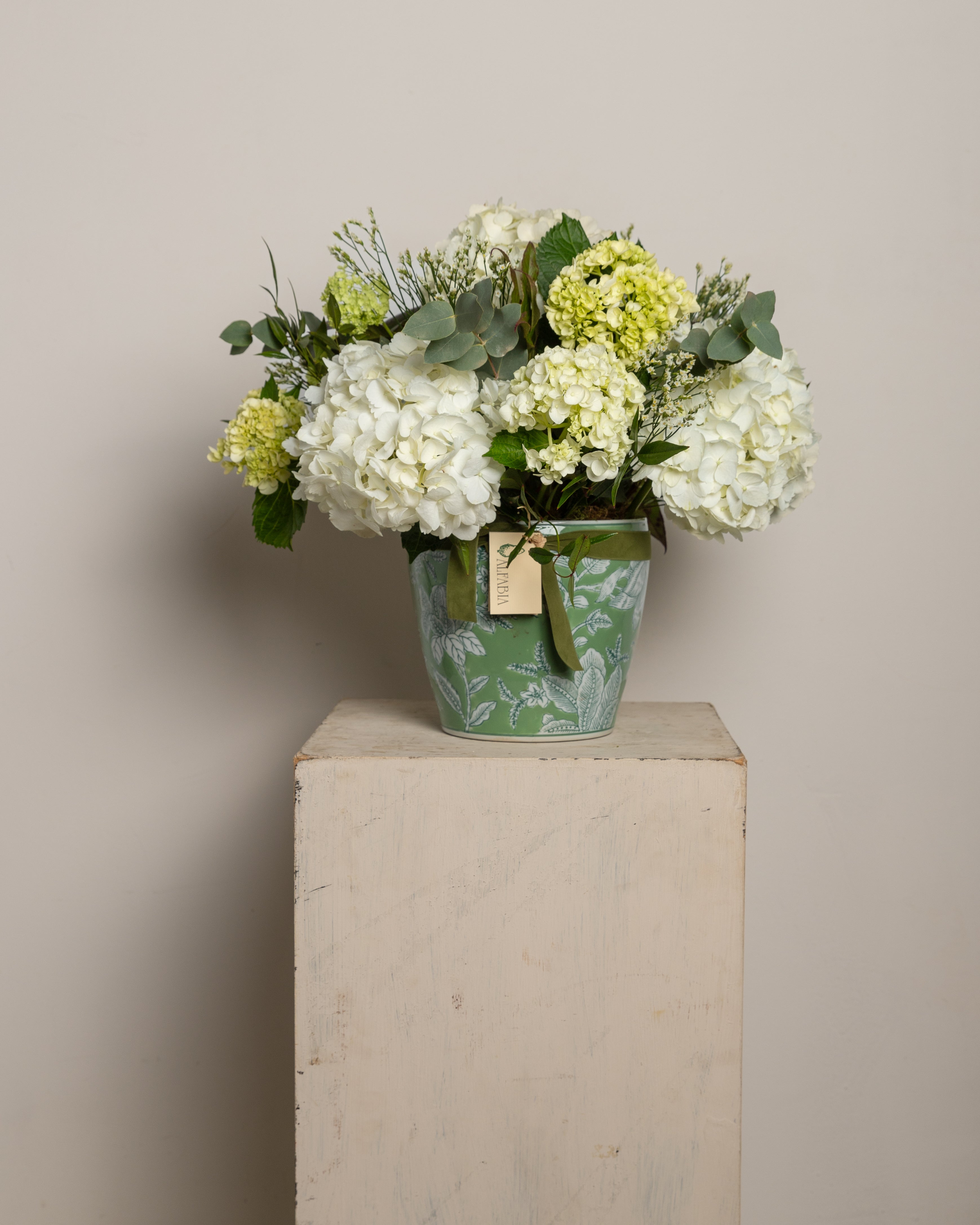 Jarrón de porcelana con flores
