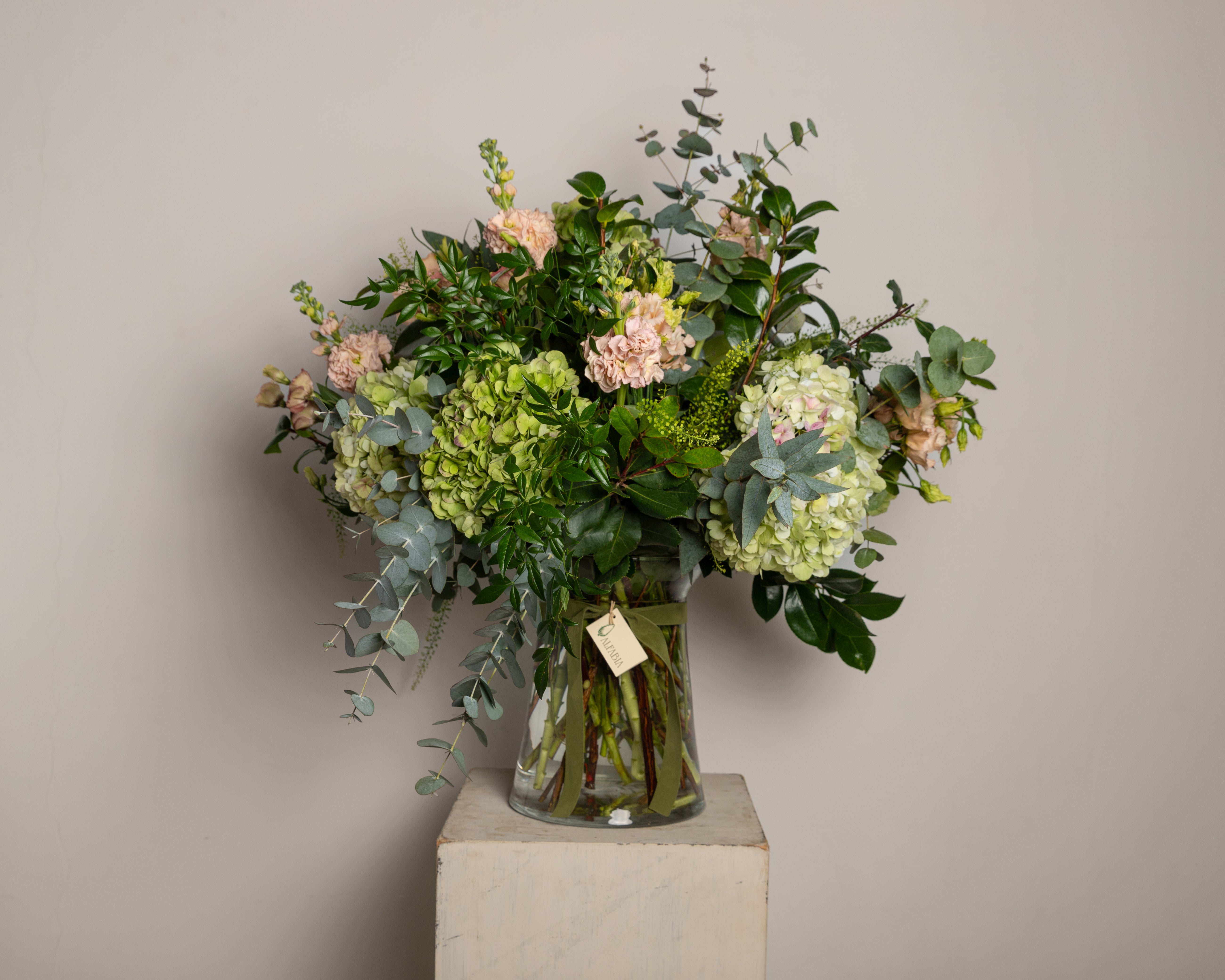 Jarrón de cristal con flores variadas