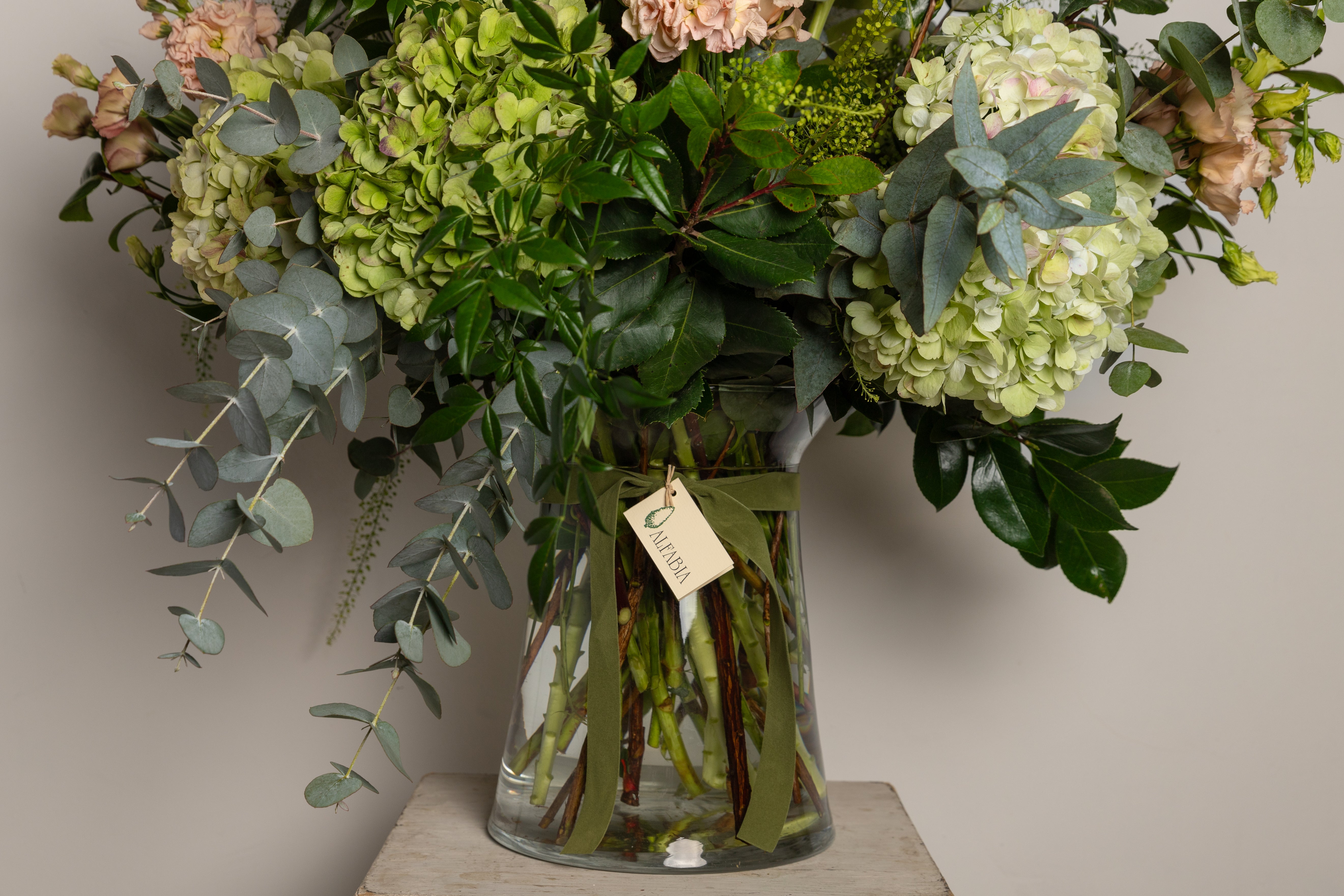 Jarrón de cristal con flores variadas
