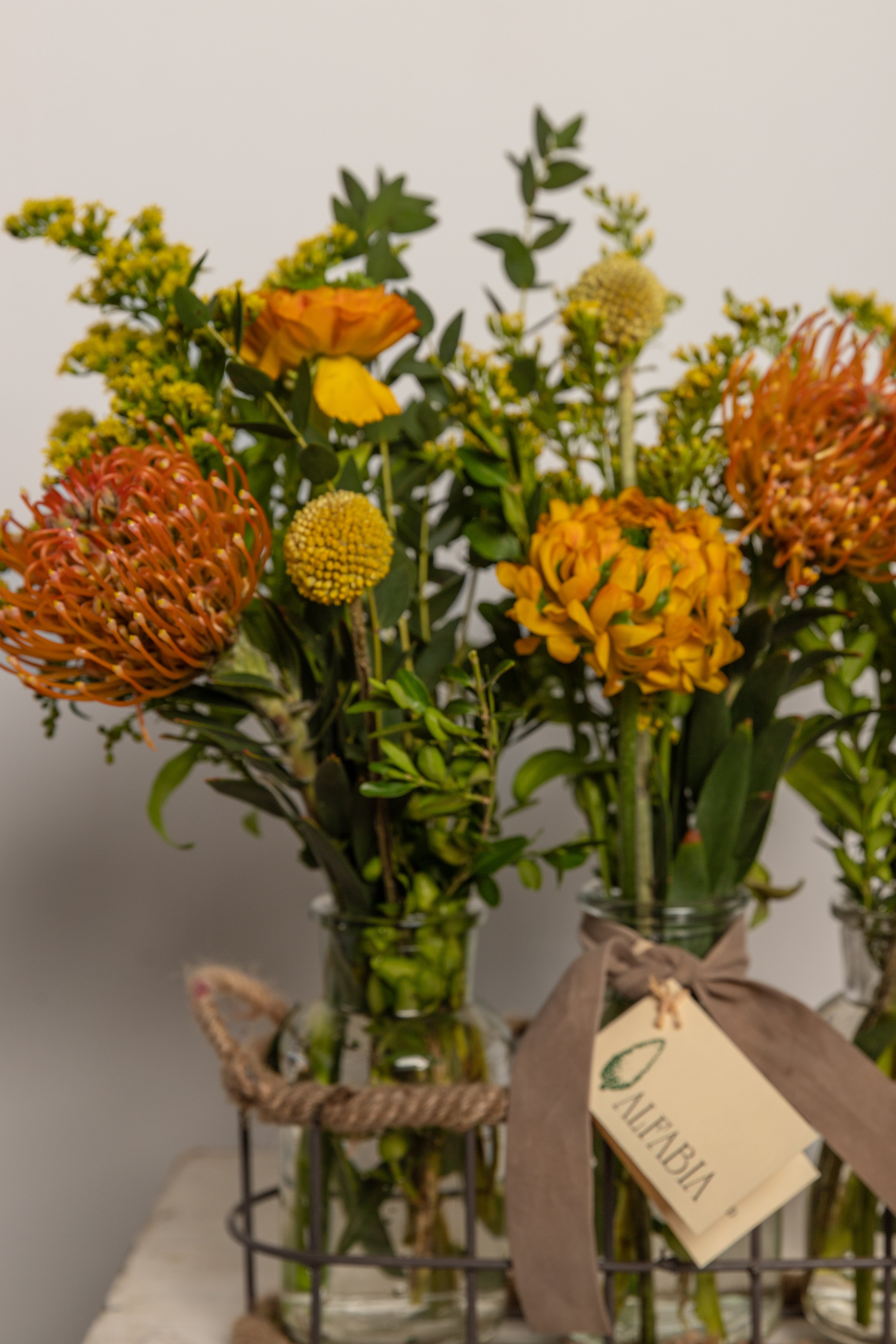 Cesto con tres tarros de flores