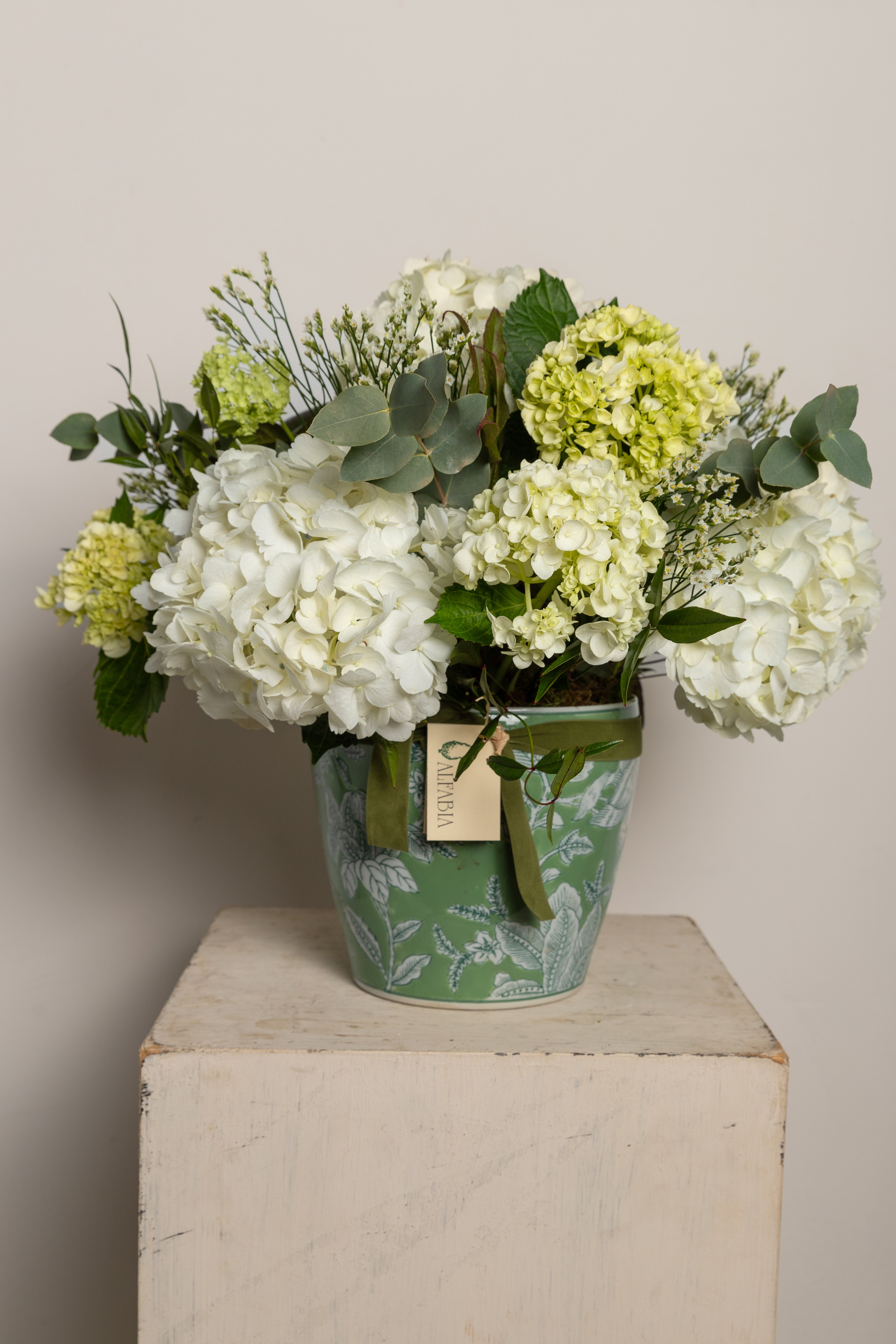 Jarrón de porcelana con flores