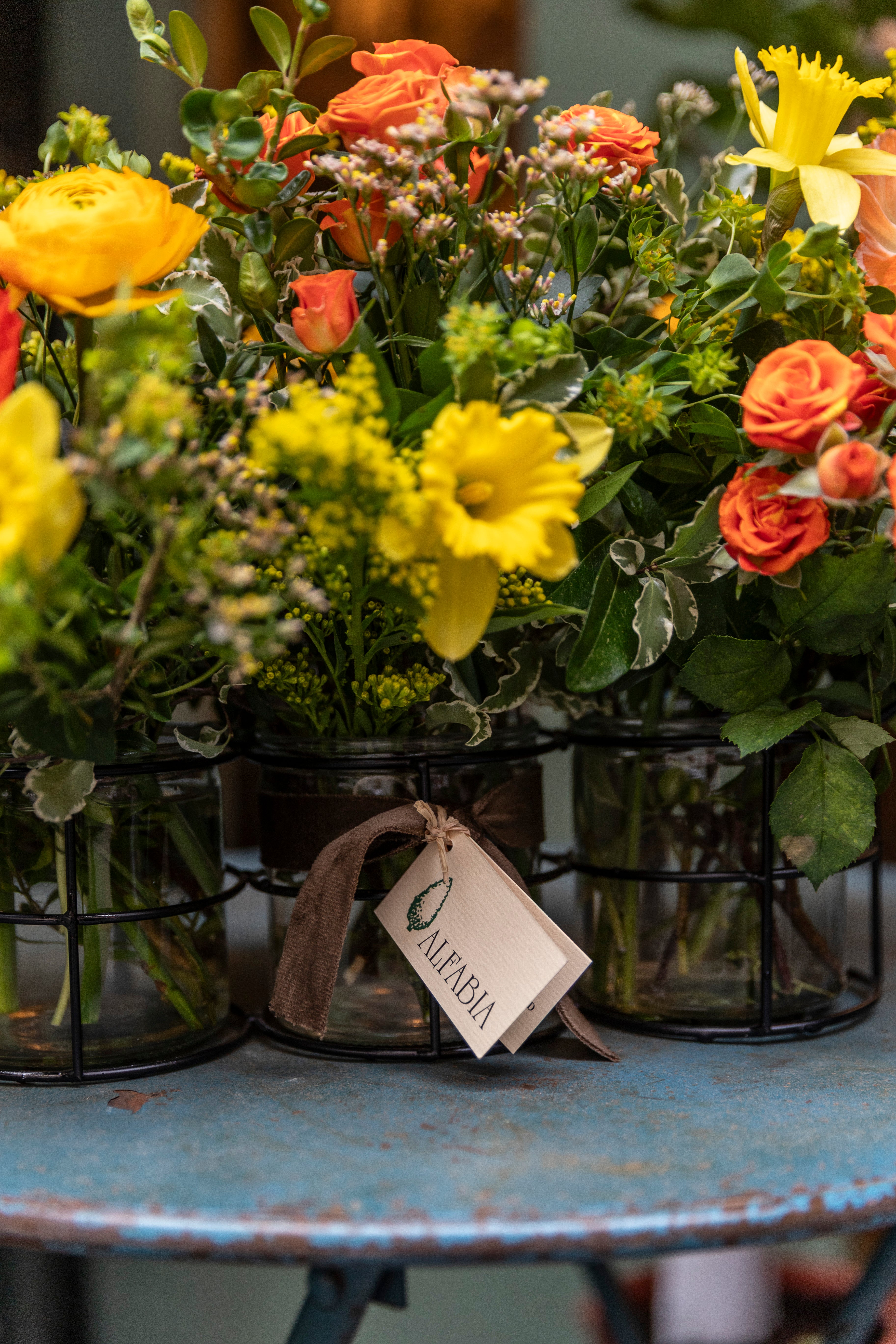 Trío de jarroncitos en tonos naranjas y amarillos