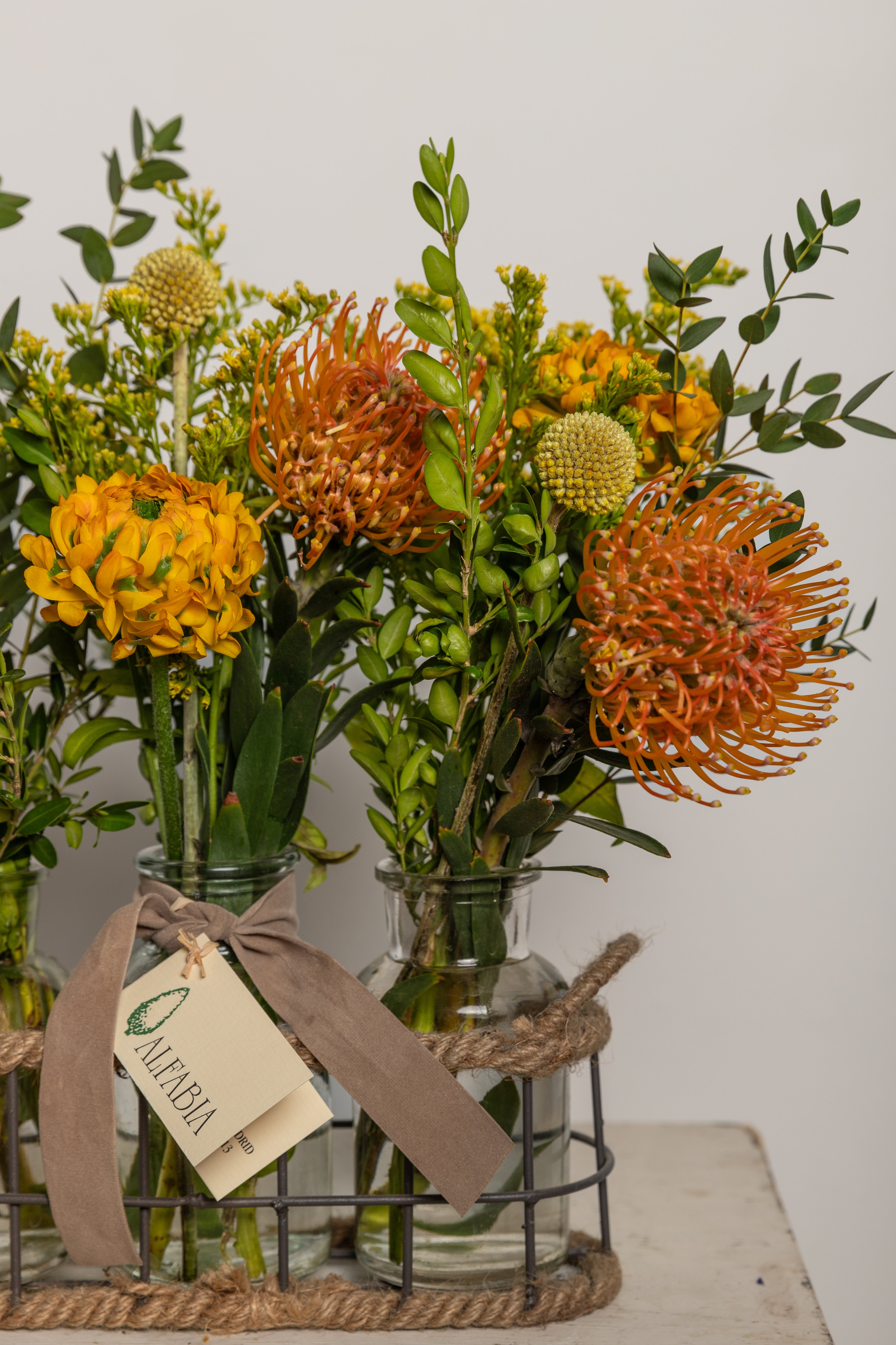 Cesto con tres tarros de flores