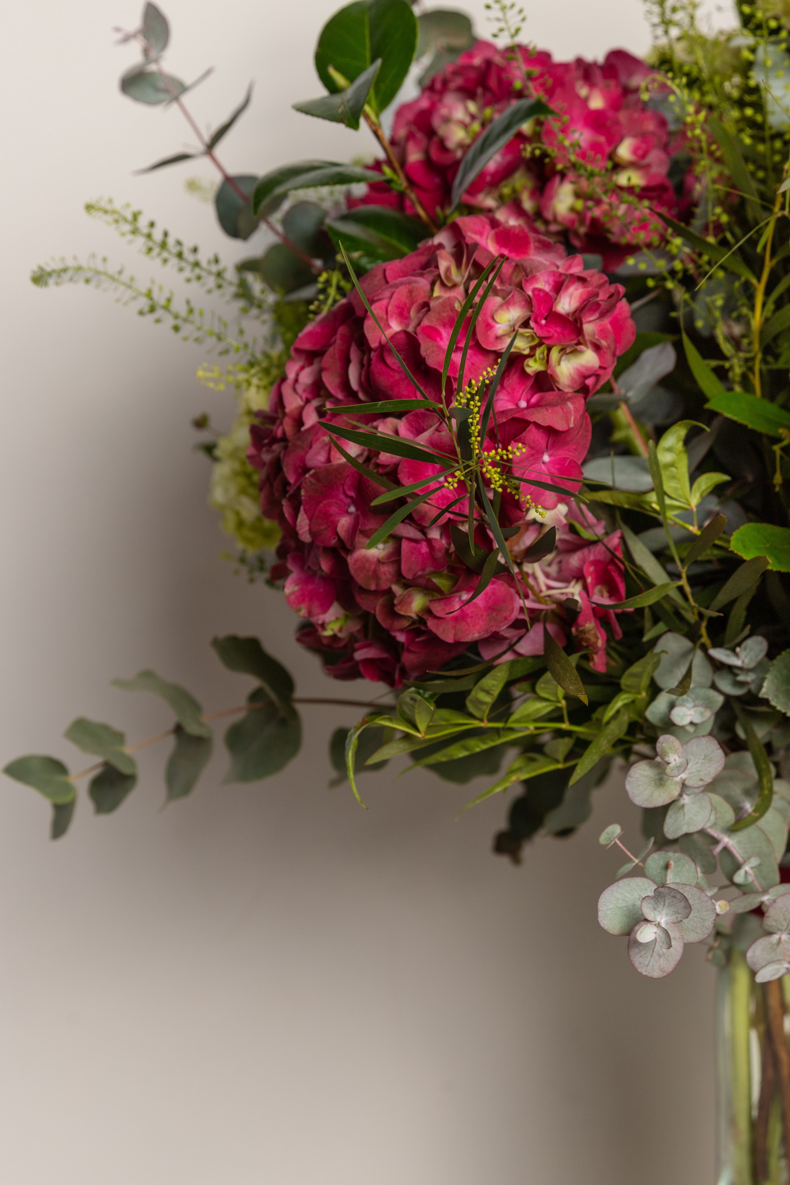 Jarrón de cristal de hortensias