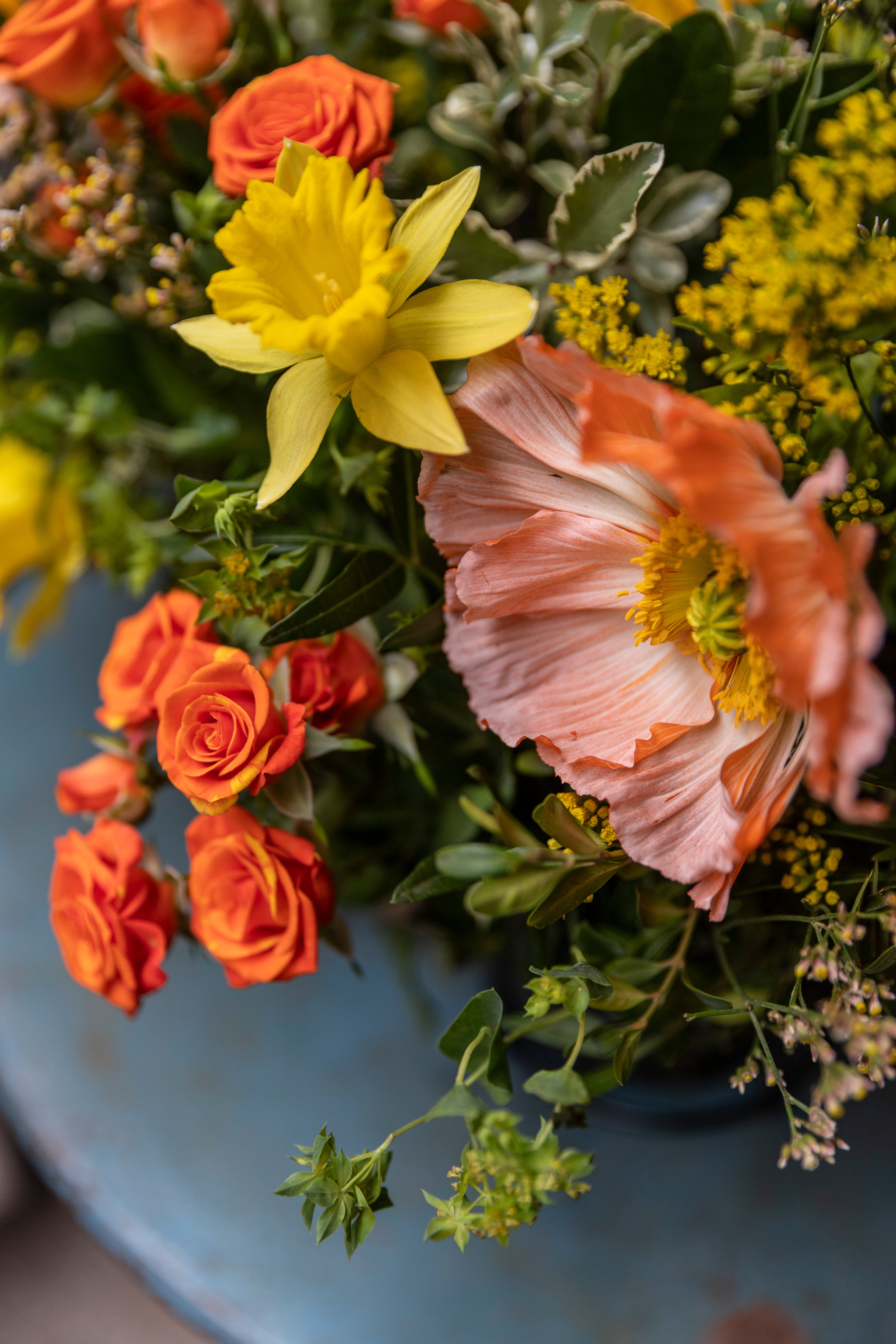 Trío de jarroncitos en tonos naranjas y amarillos
