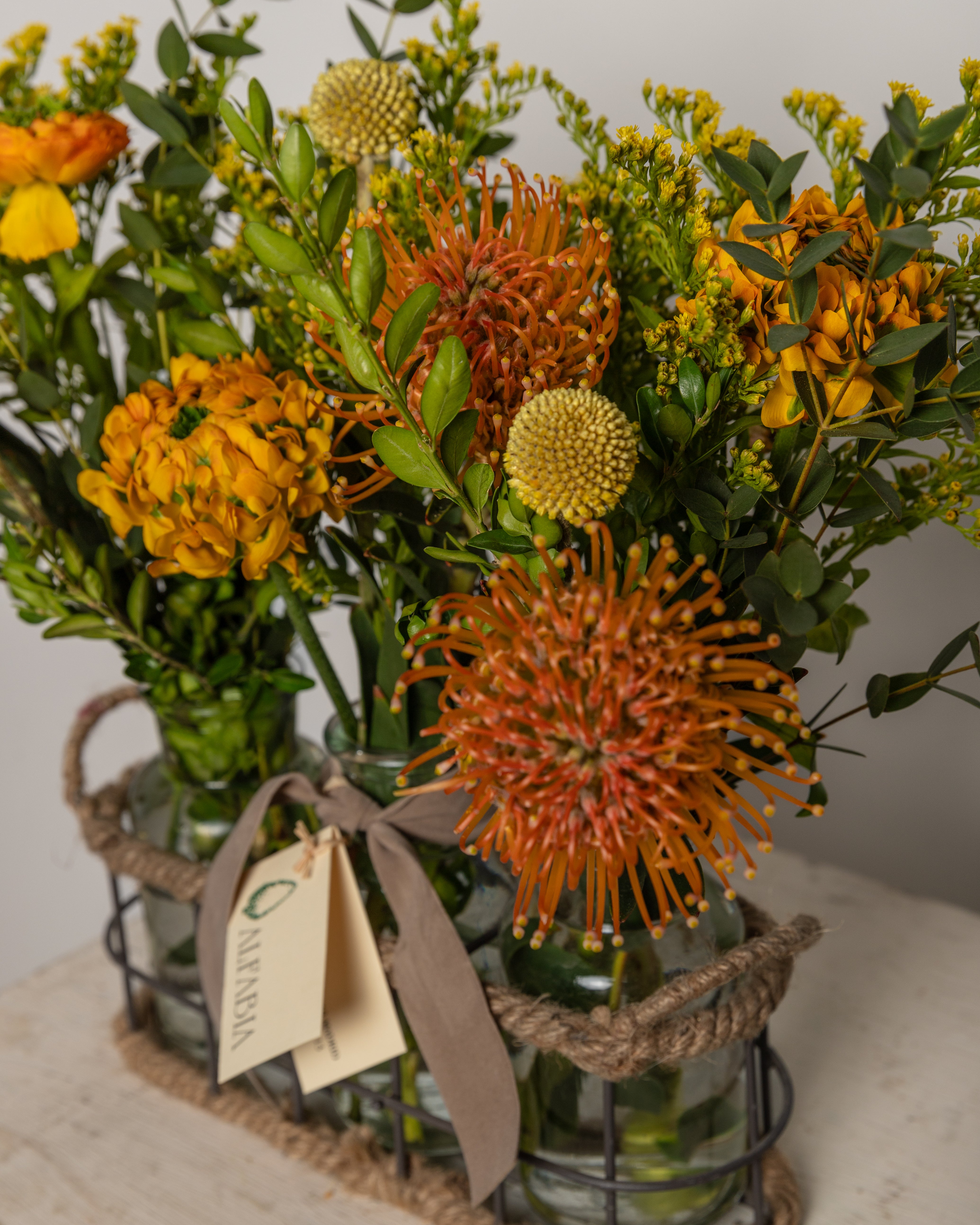 Cesto con tres tarros de flores