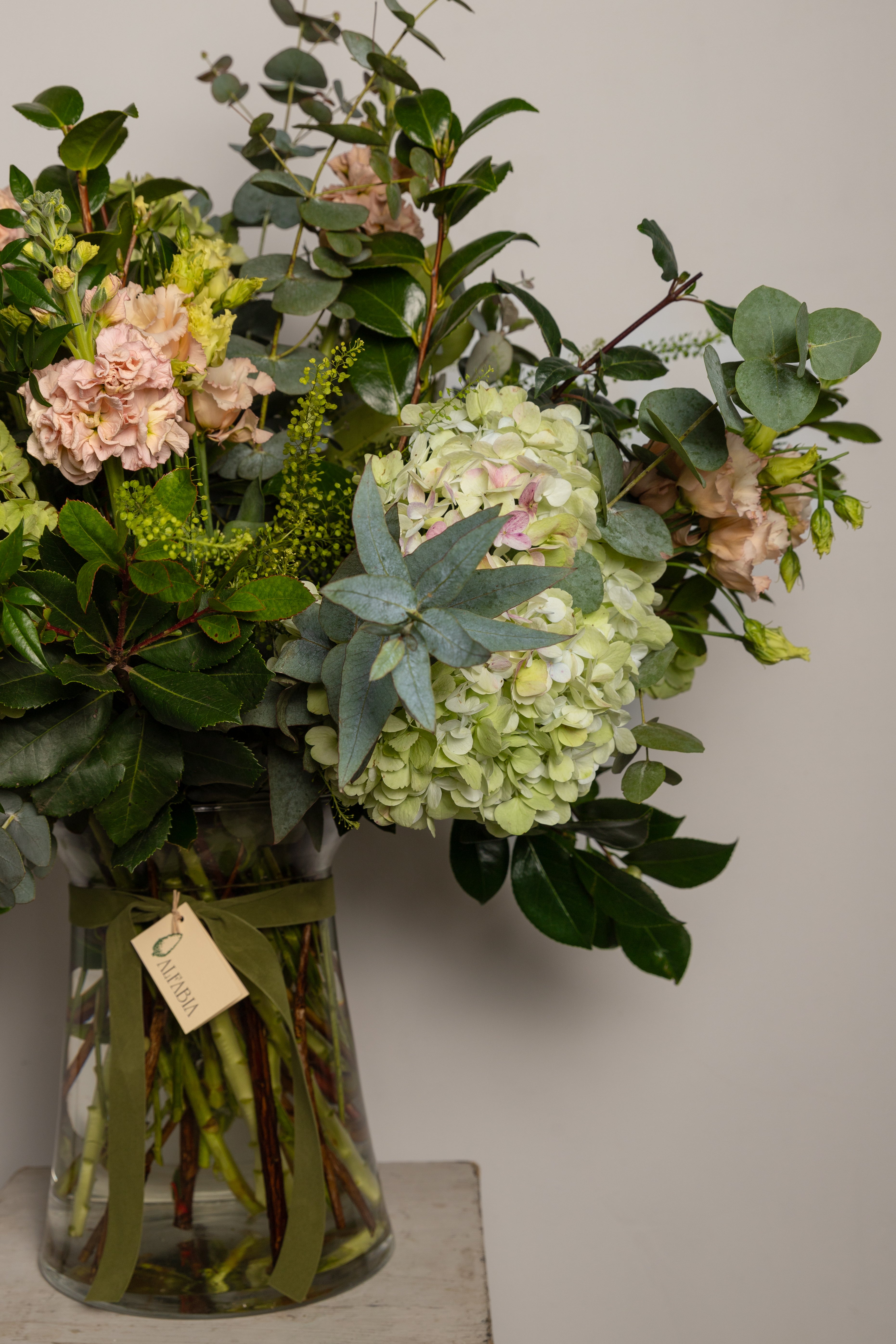 Jarrón de cristal con flores variadas