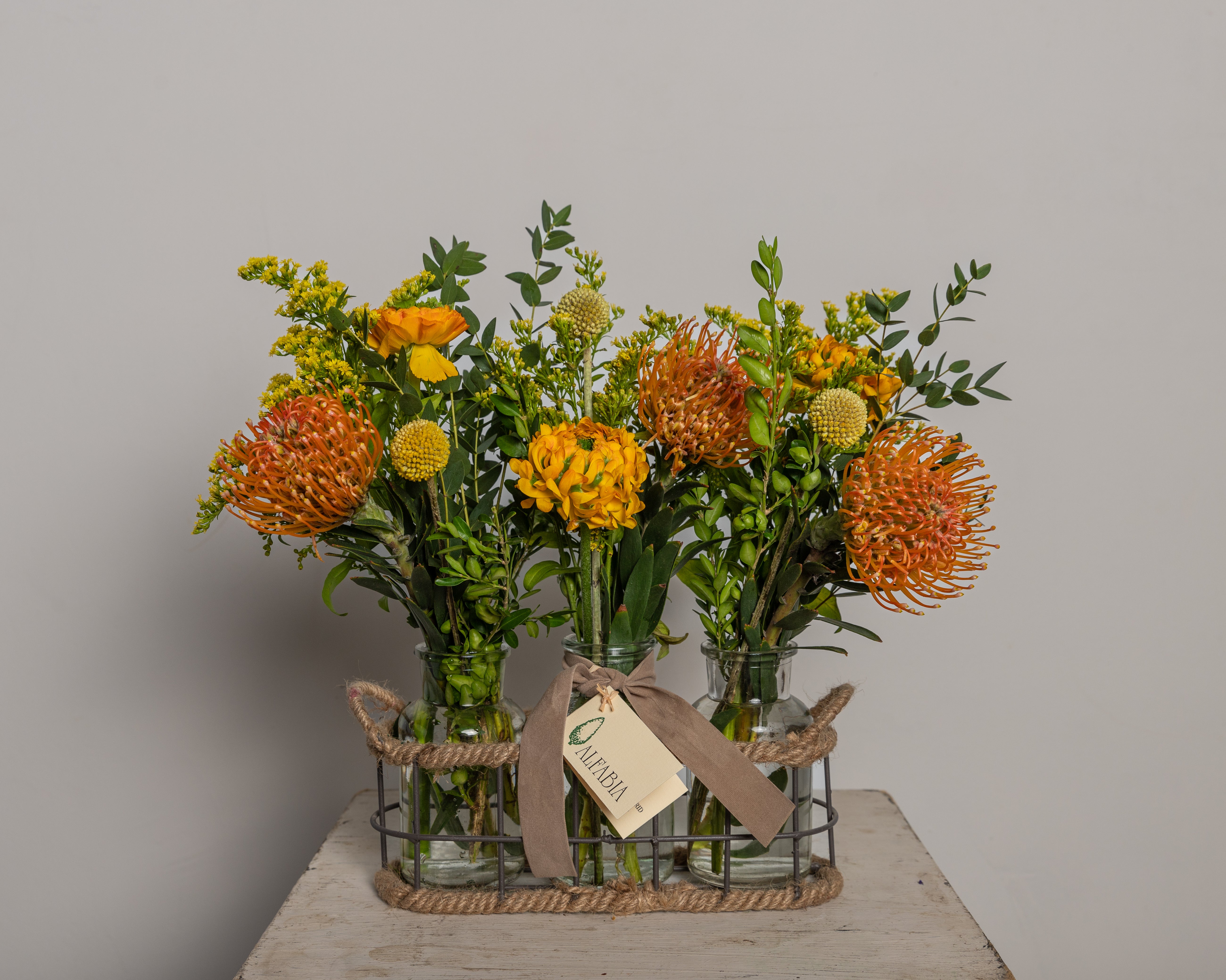 Cesto con tres tarros de flores
