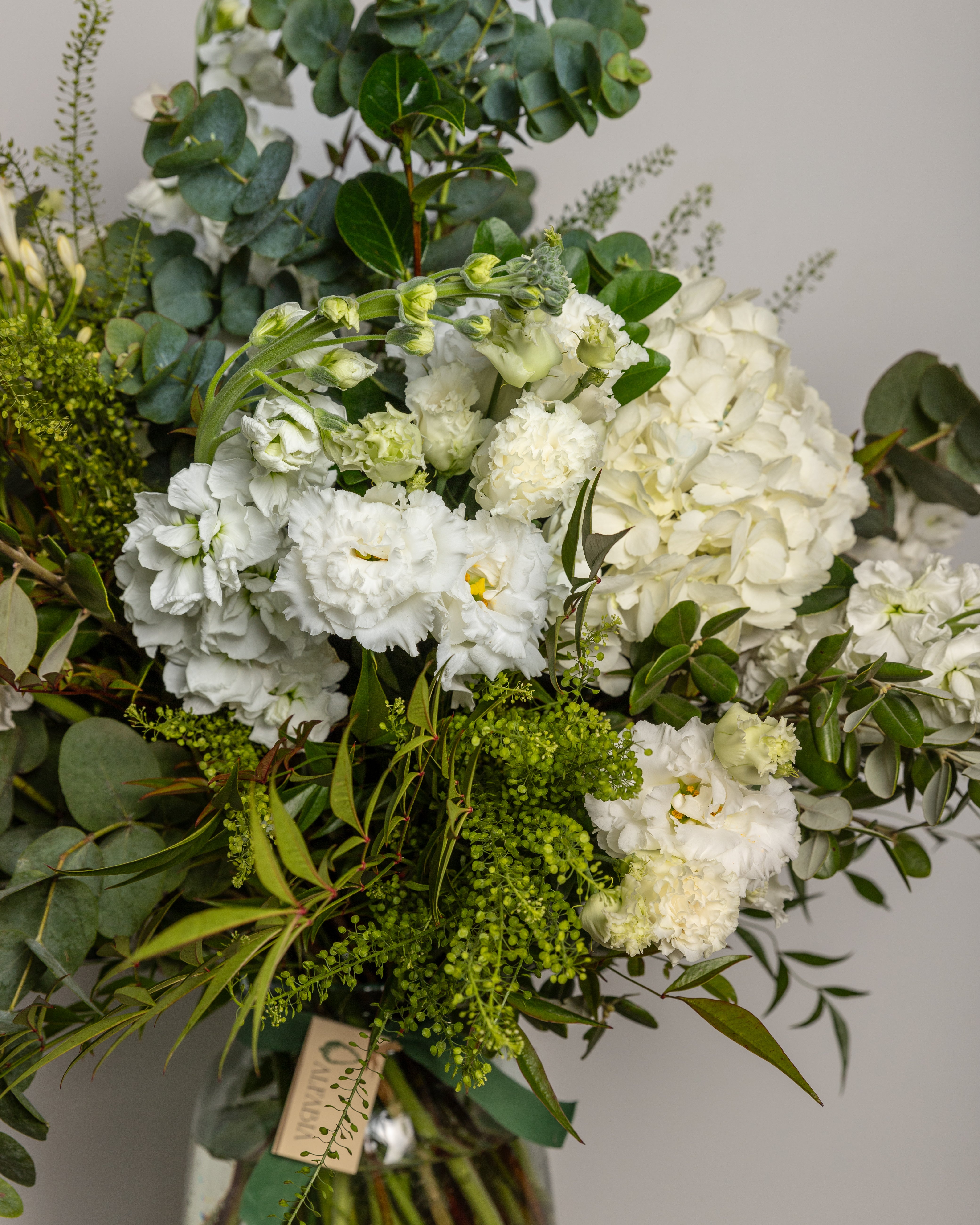 Jarrón de cristal con flores blancas