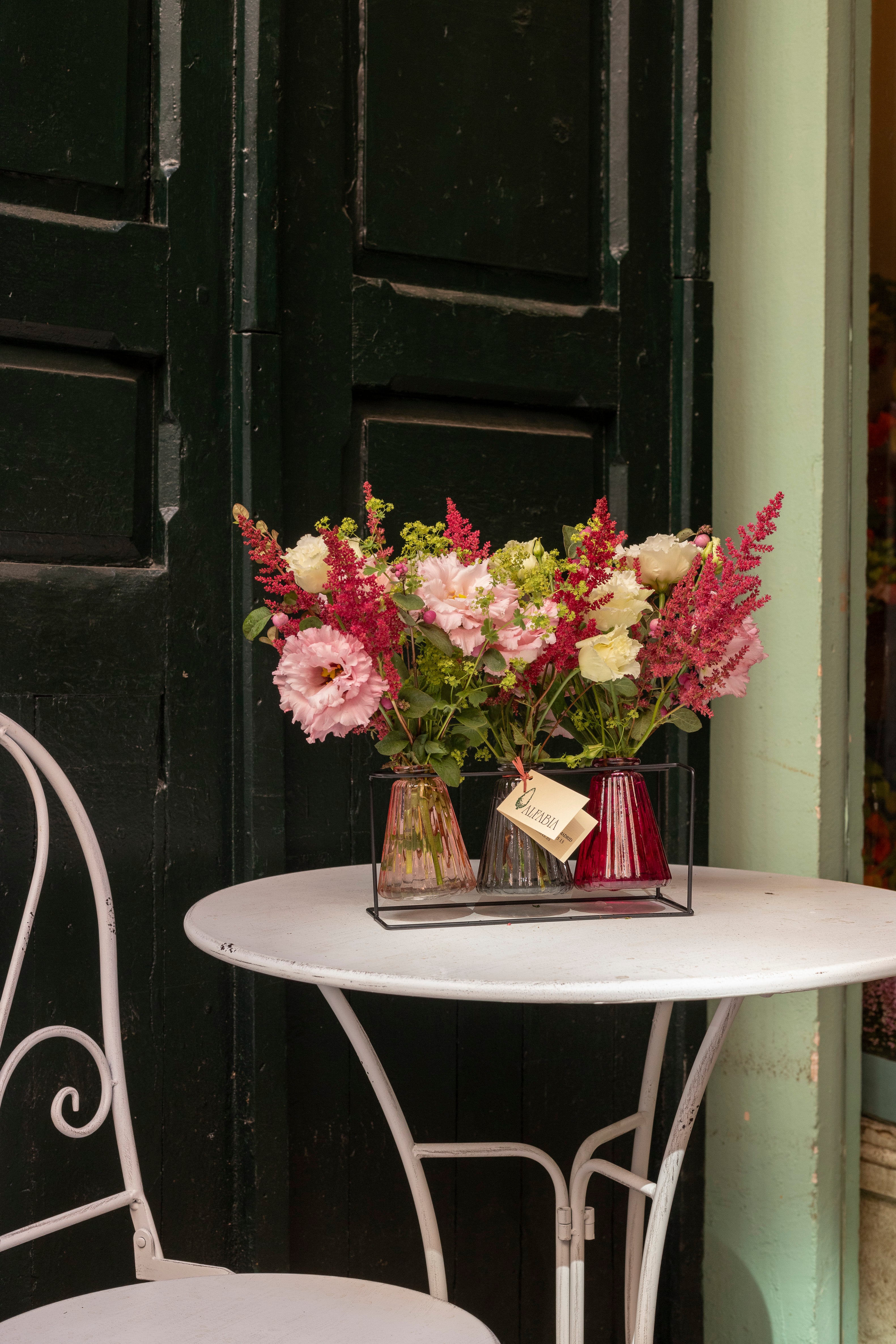 Jarrones colgantes en tonos rosas