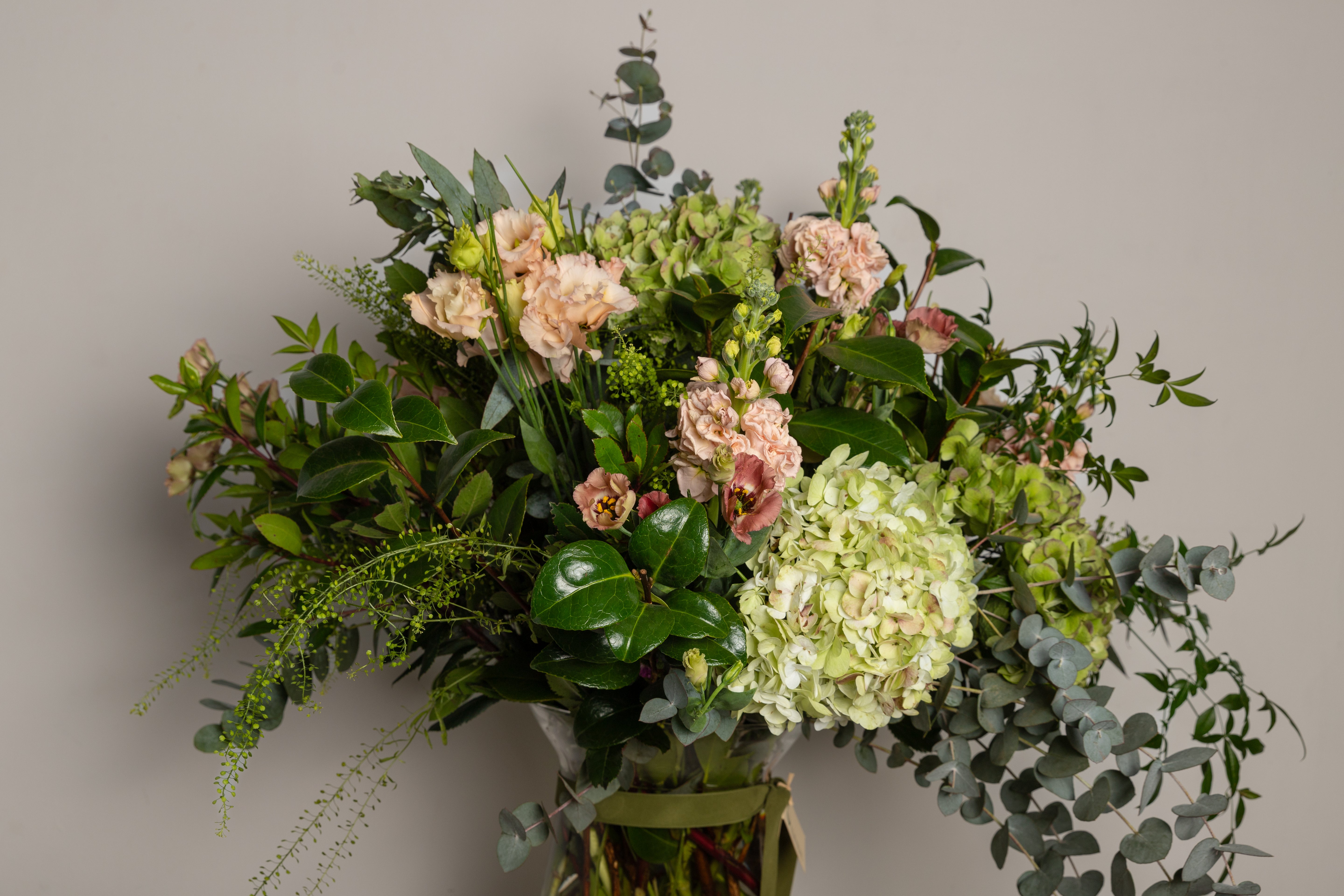 Jarrón de cristal con flores variadas