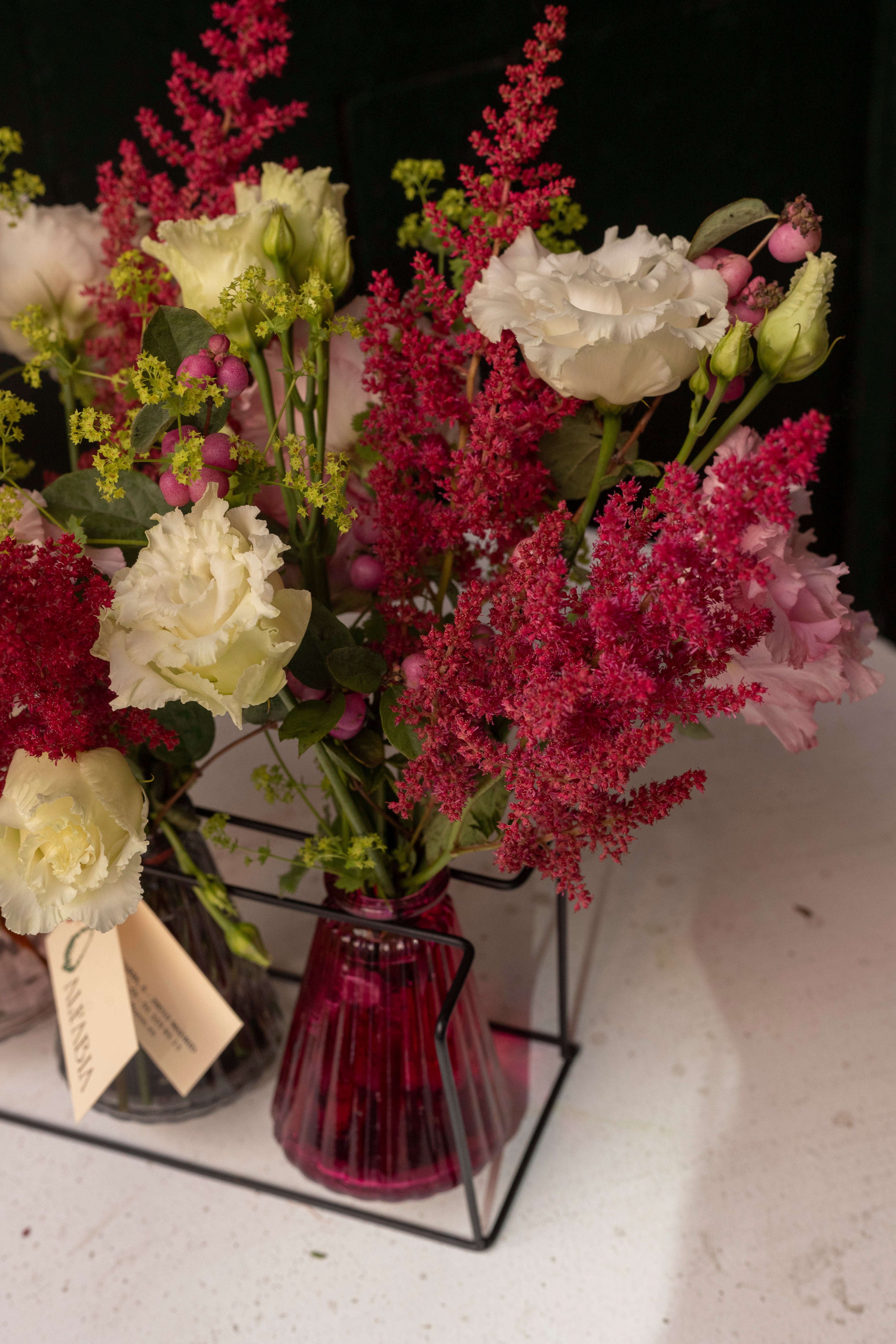 Jarrones colgantes en tonos rosas