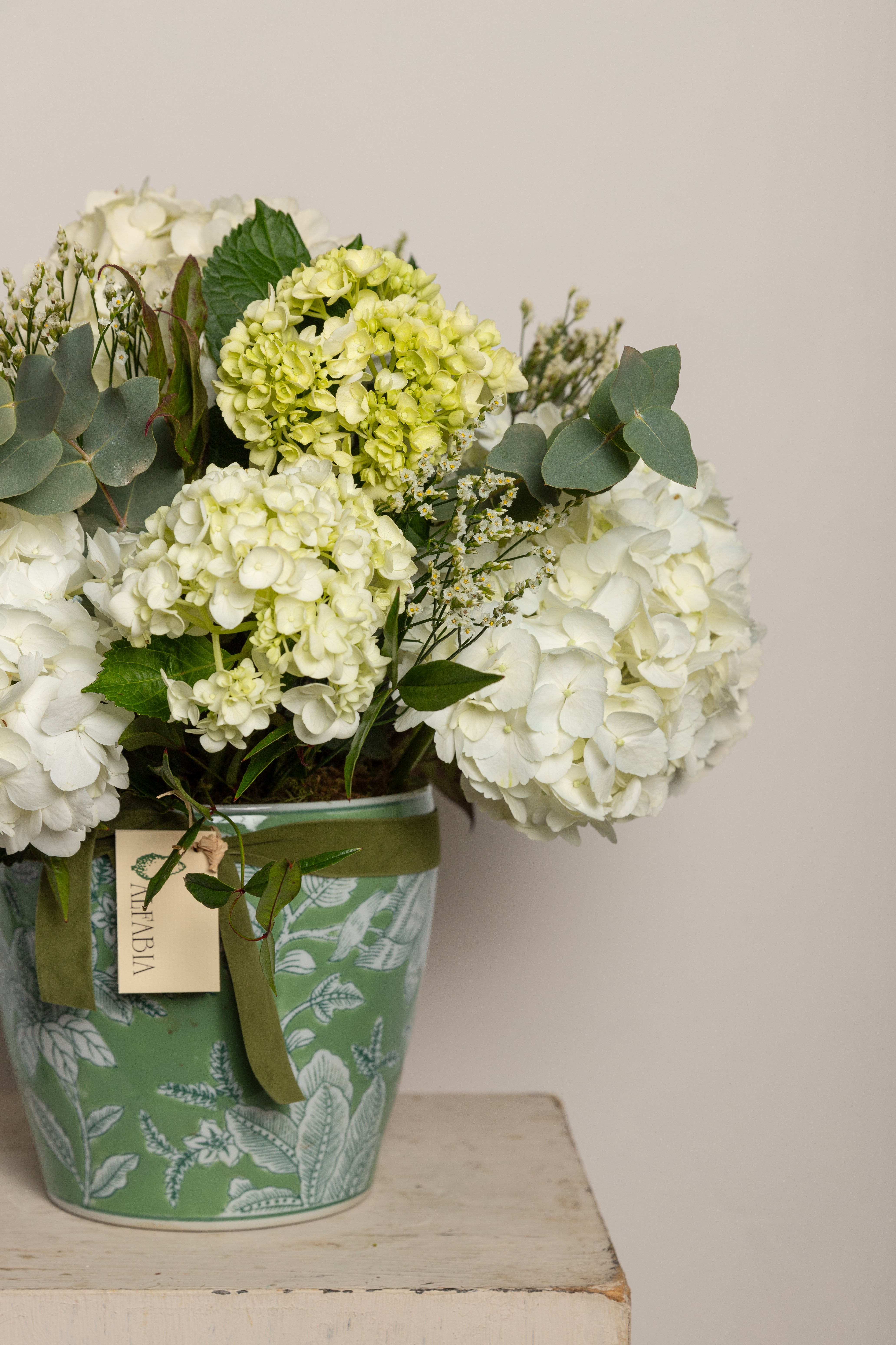 Jarrón de porcelana con flores