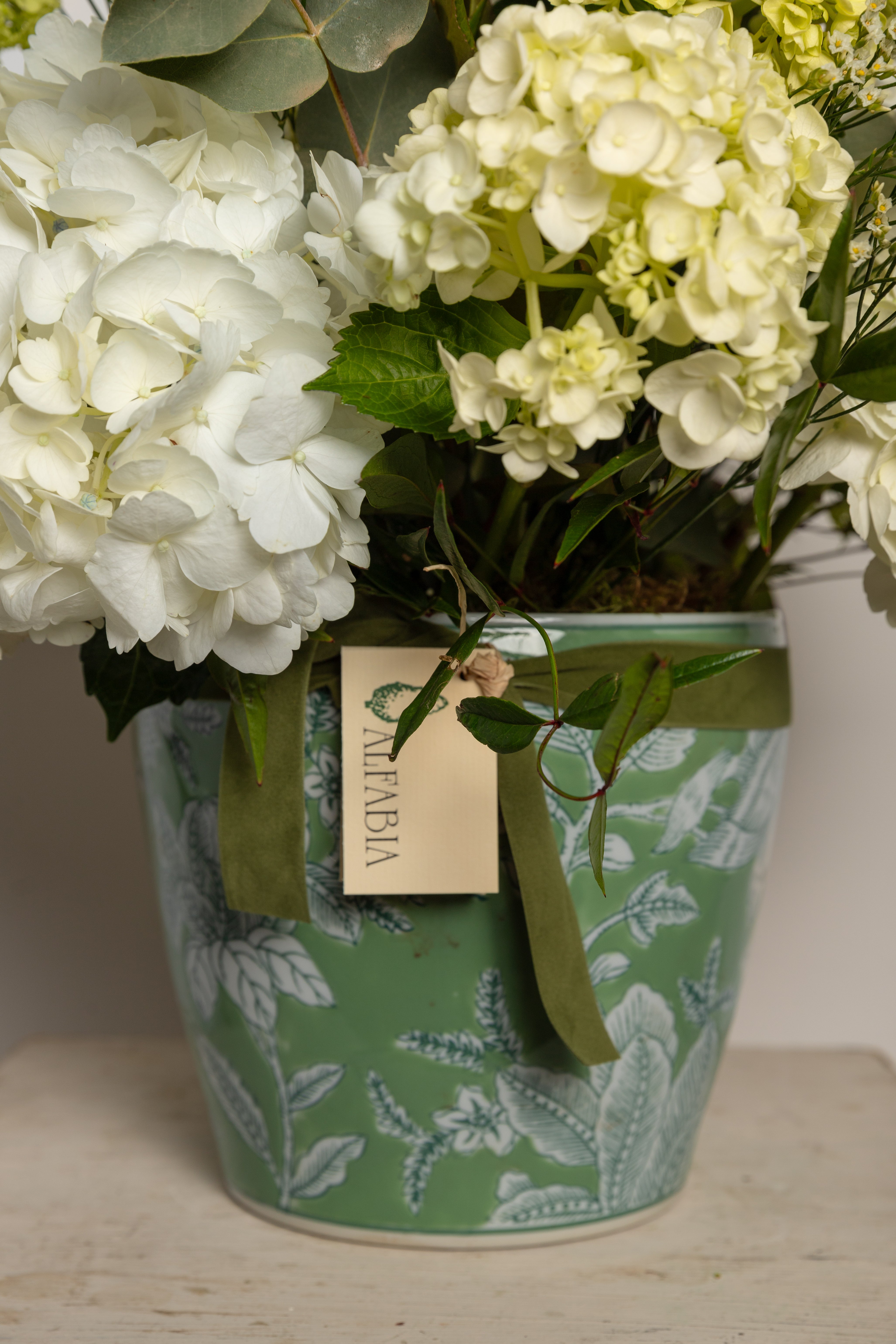 Jarrón de porcelana con flores