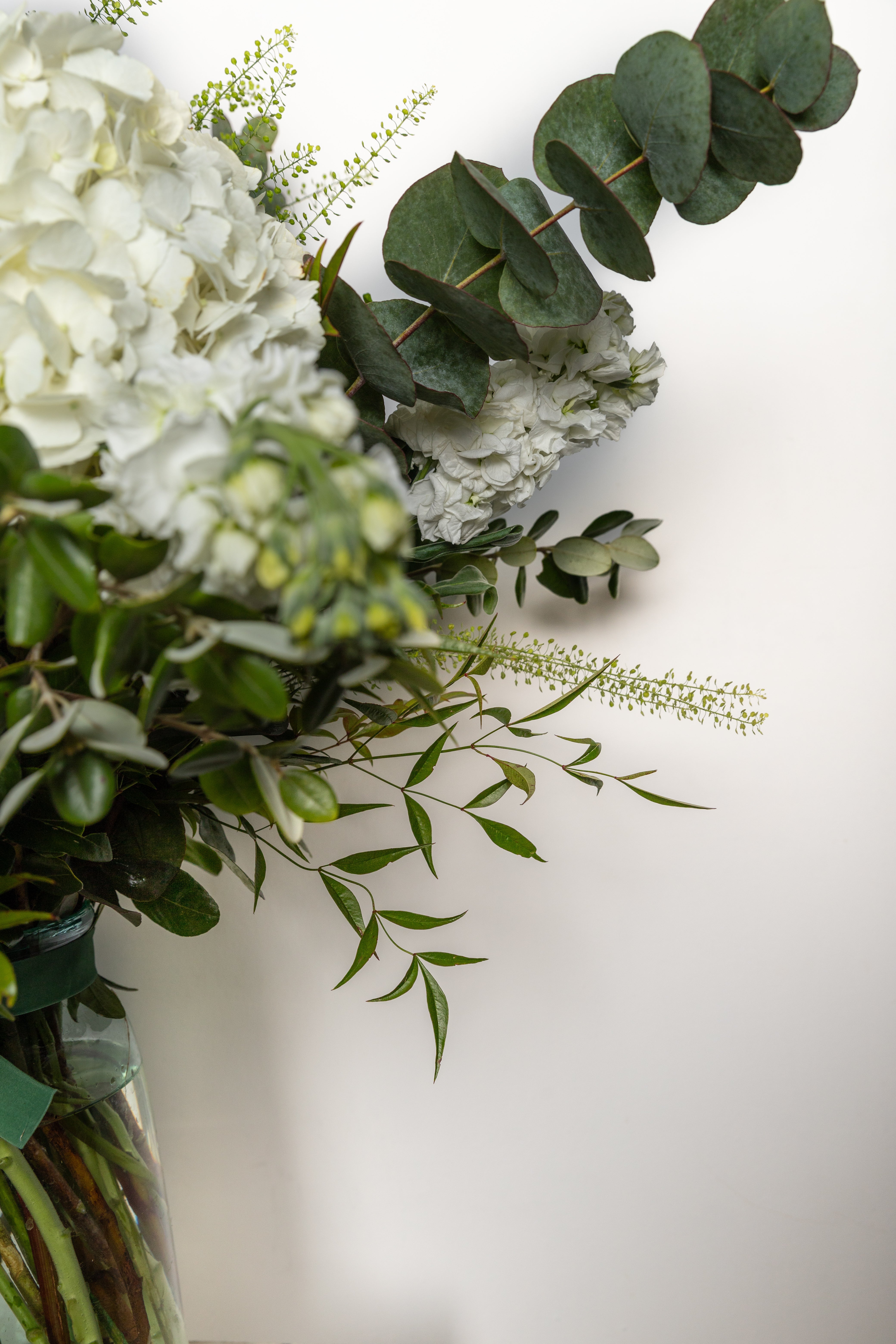 Jarrón de cristal con flores blancas