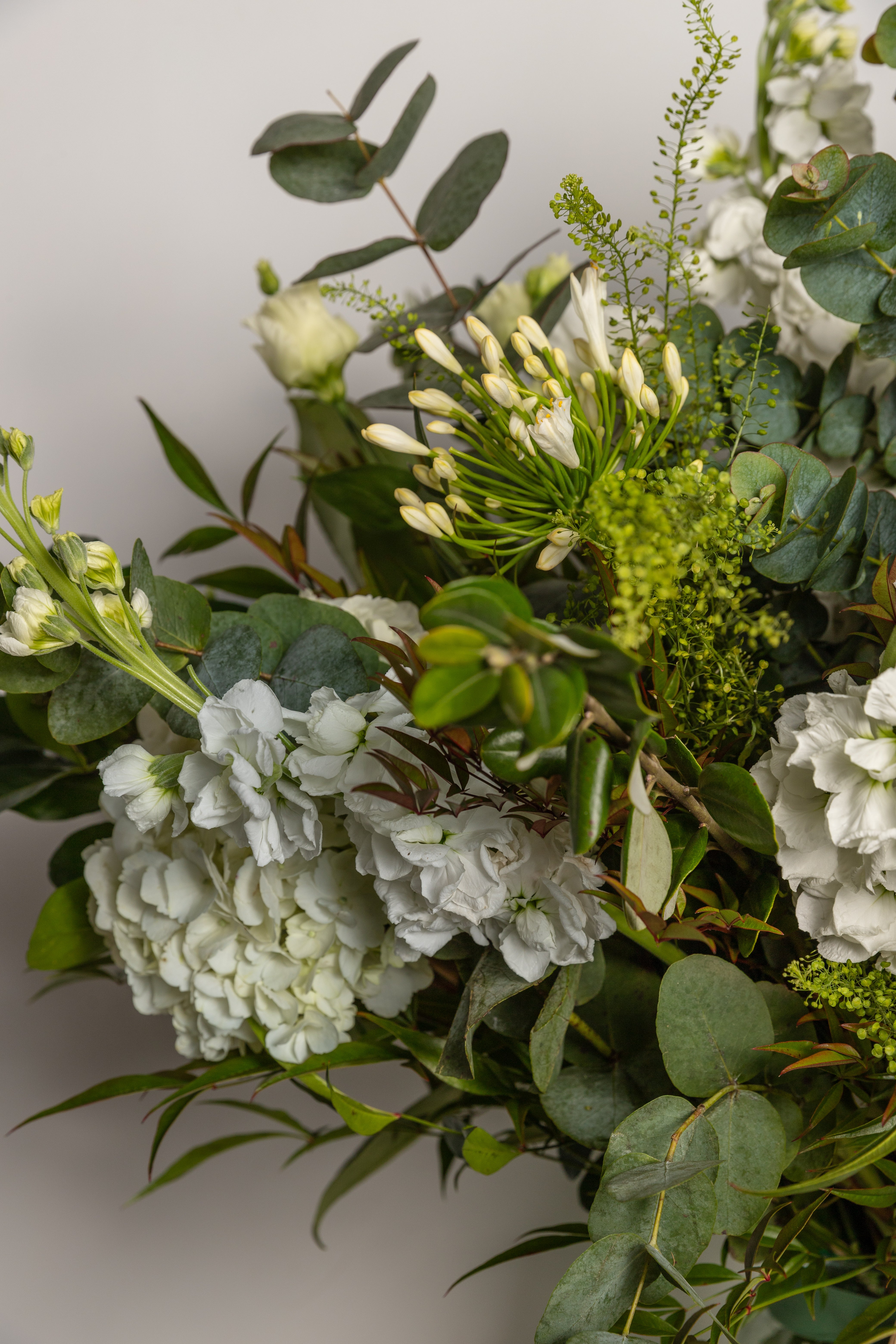 Jarrón de cristal con flores blancas