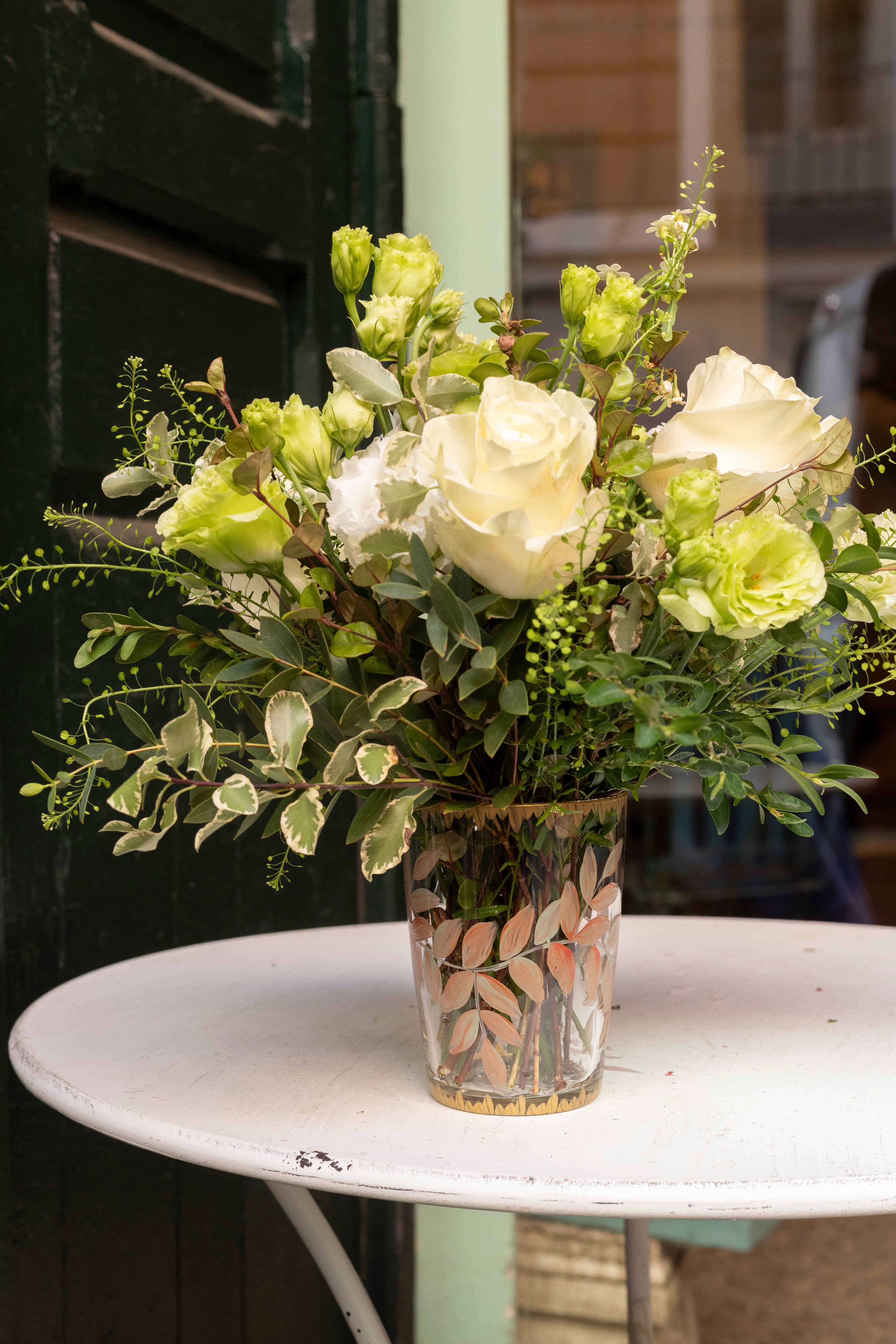 Vaso pintado a mano con flores