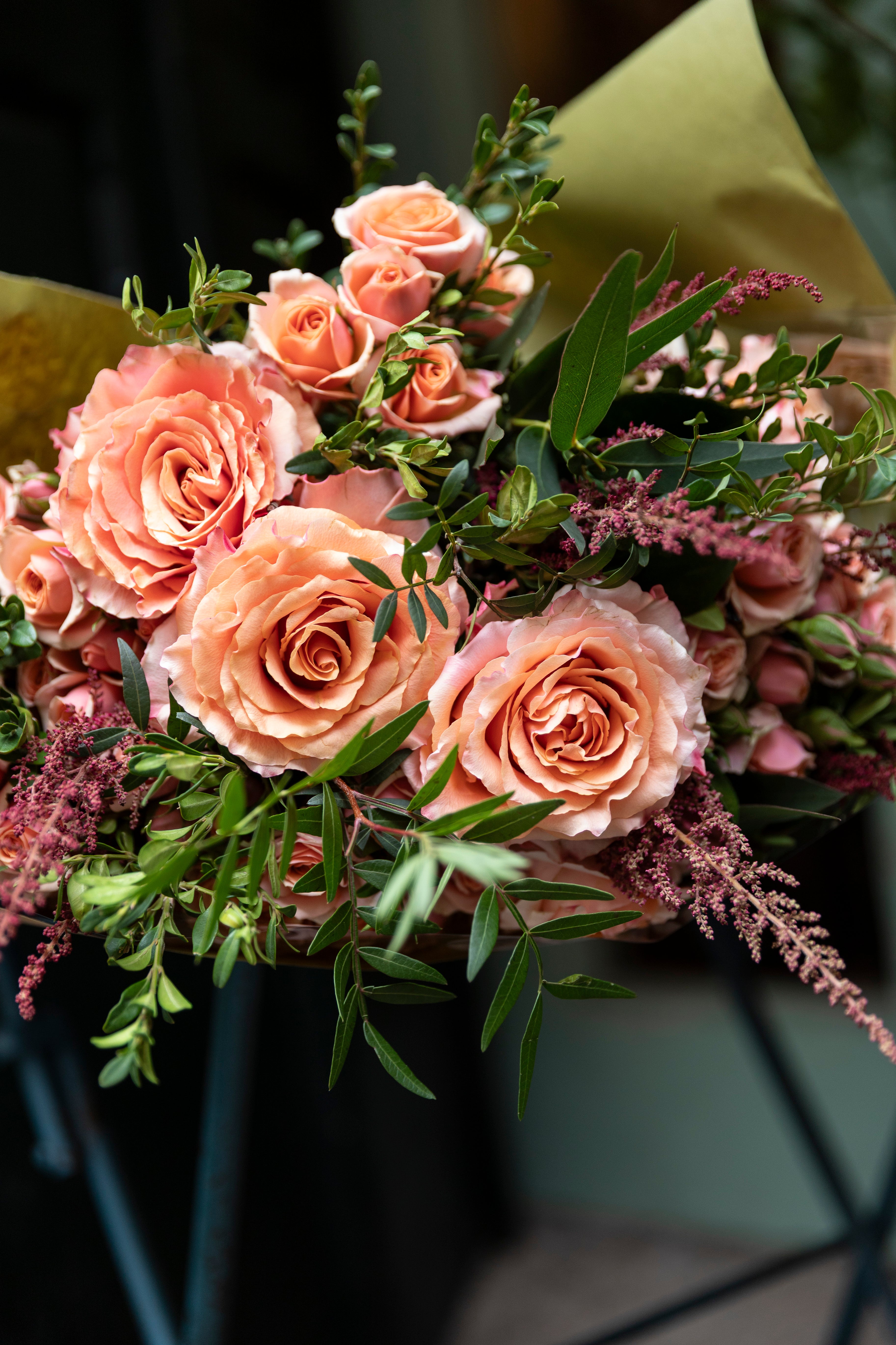 Ramo de rosas color salmón pequeño