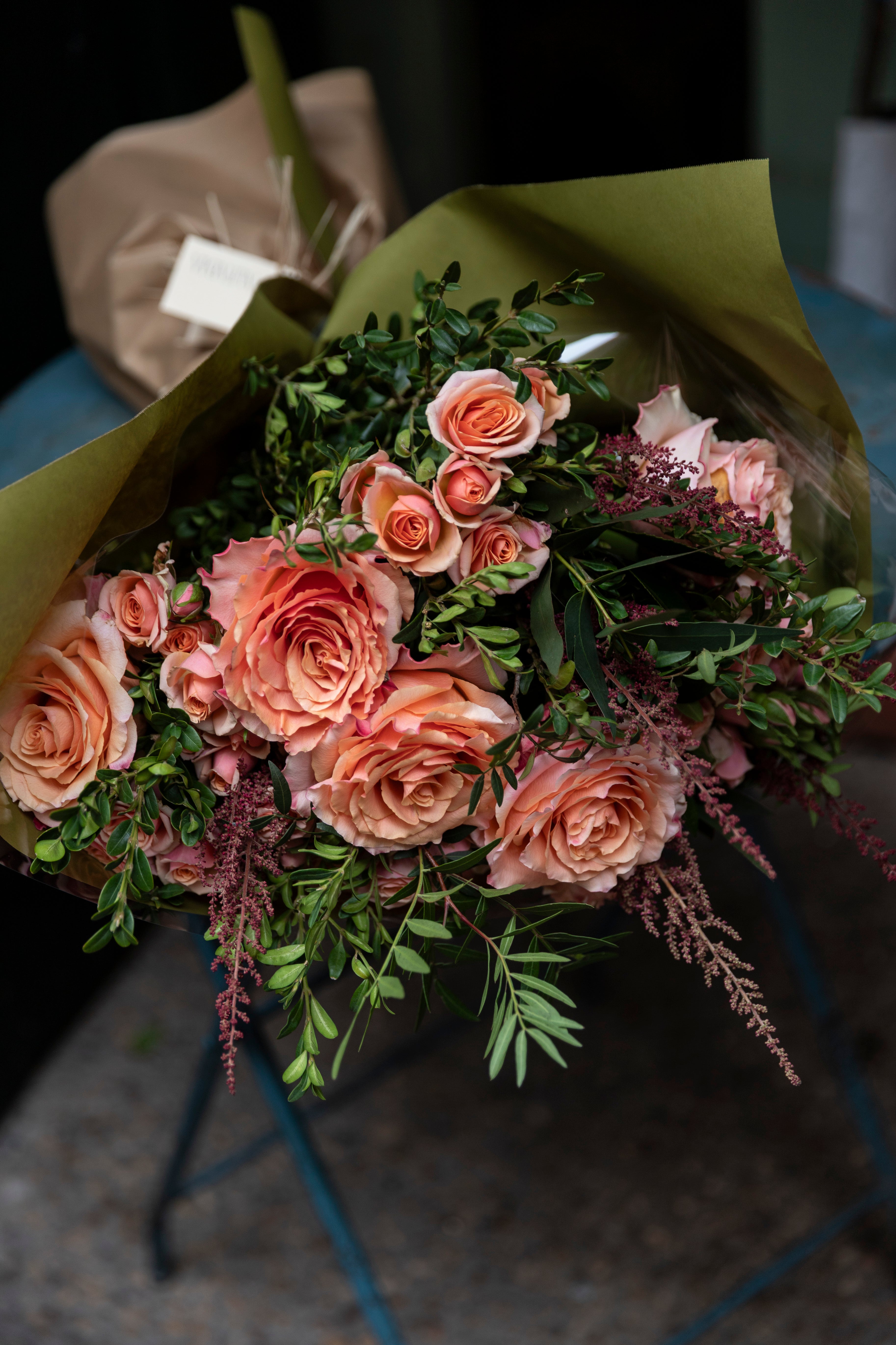 Ramo de rosas color salmón pequeño