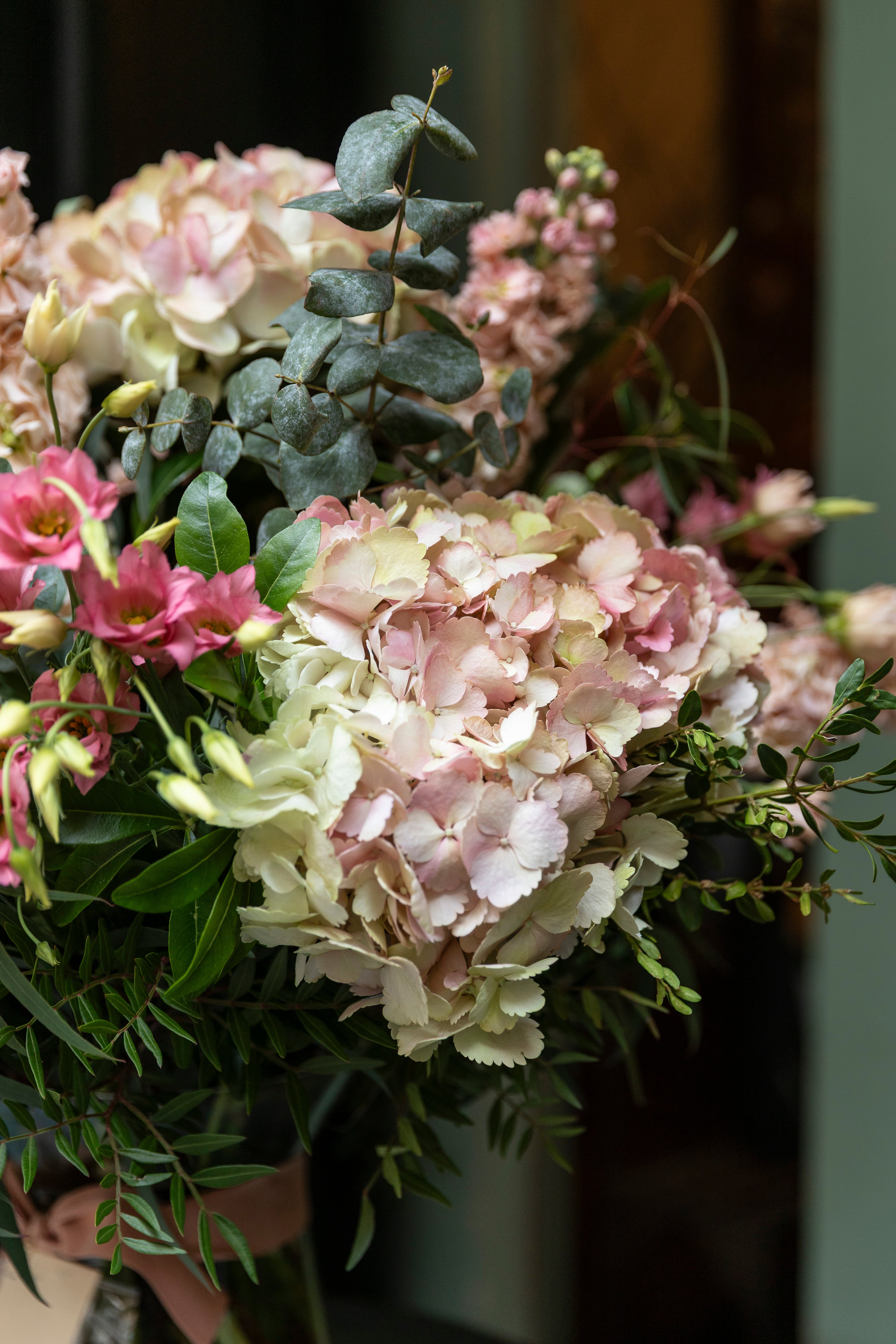 Jarrón de cristal de flores variadas