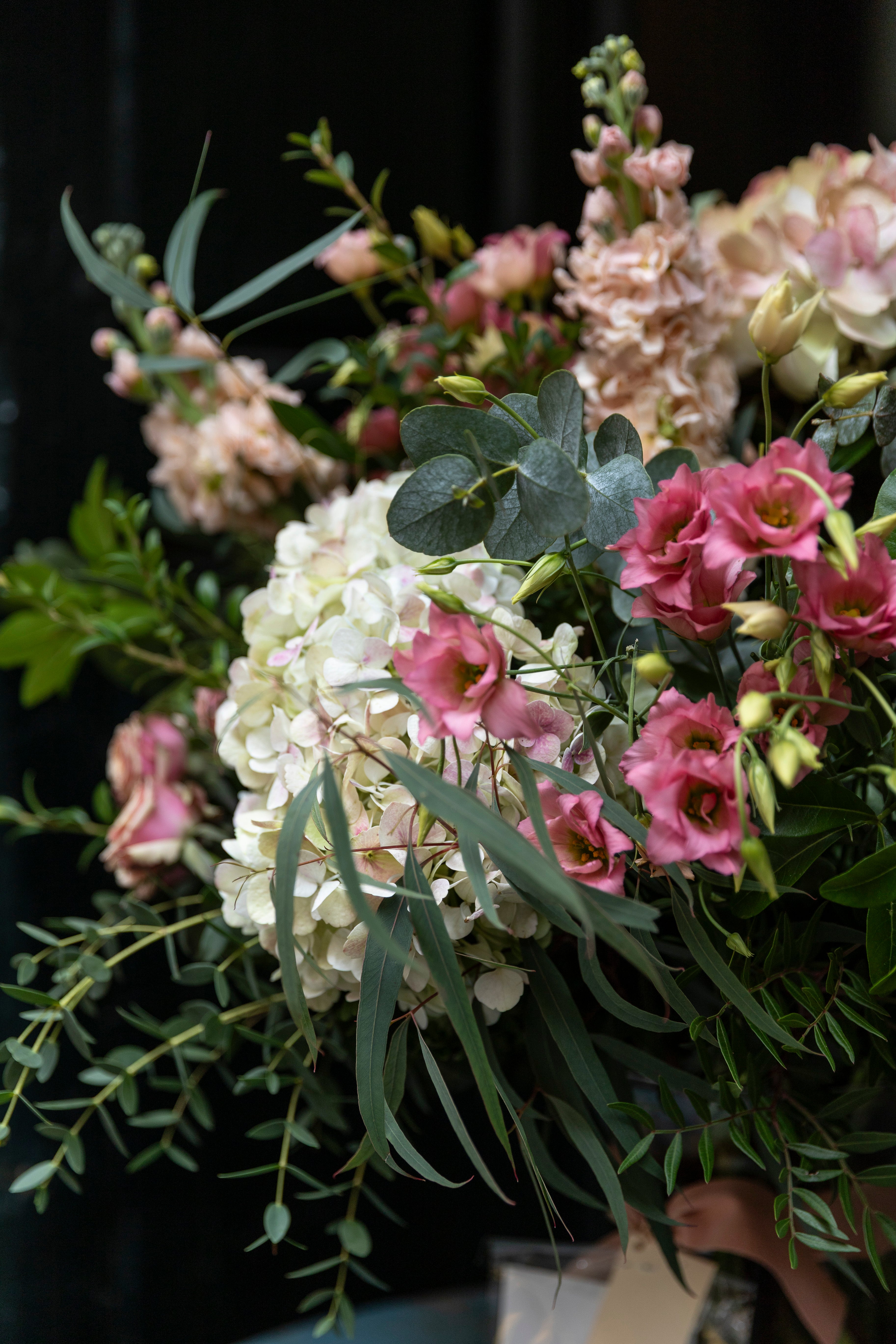 Jarrón de cristal de flores variadas