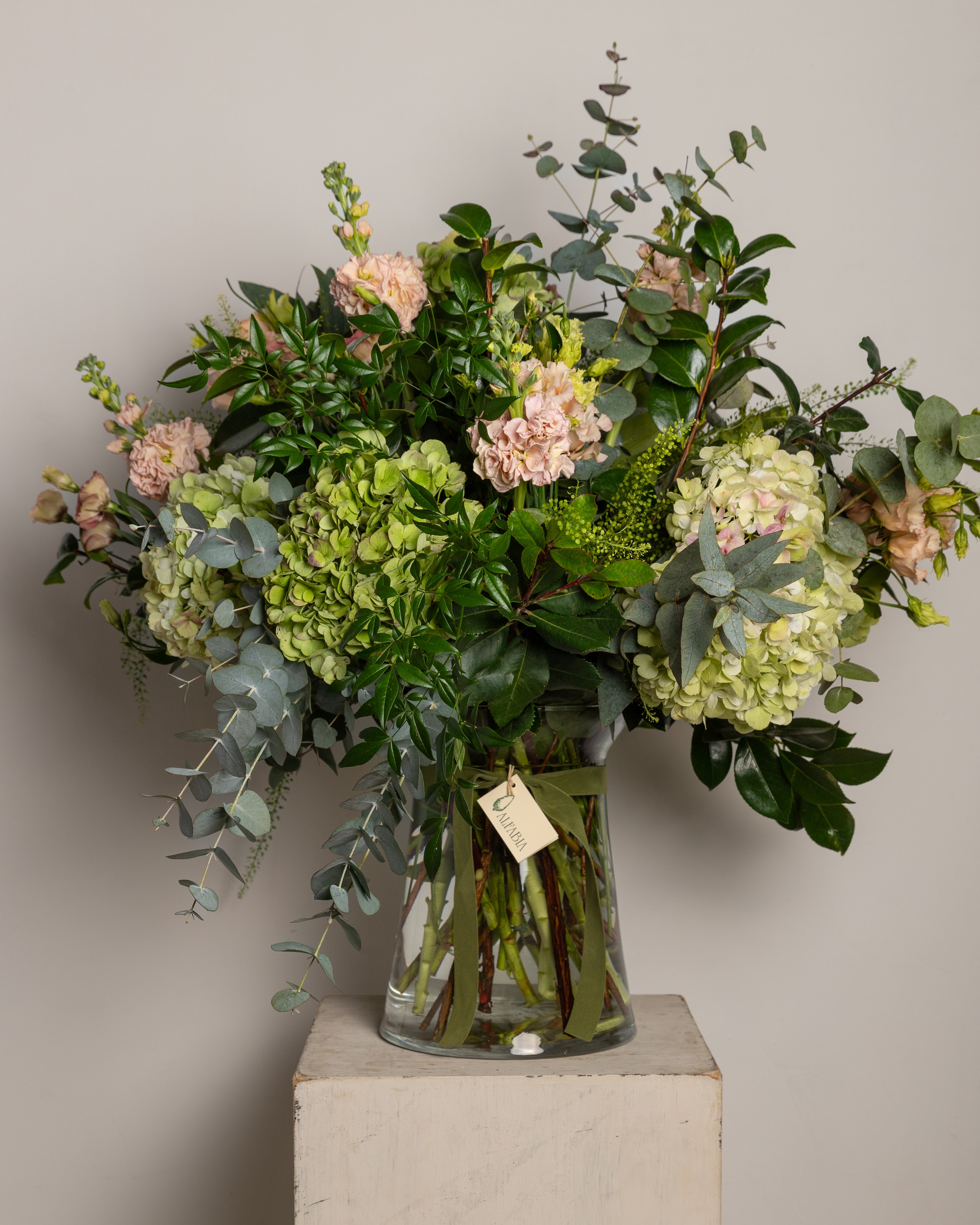 Jarrón de cristal con flores variadas