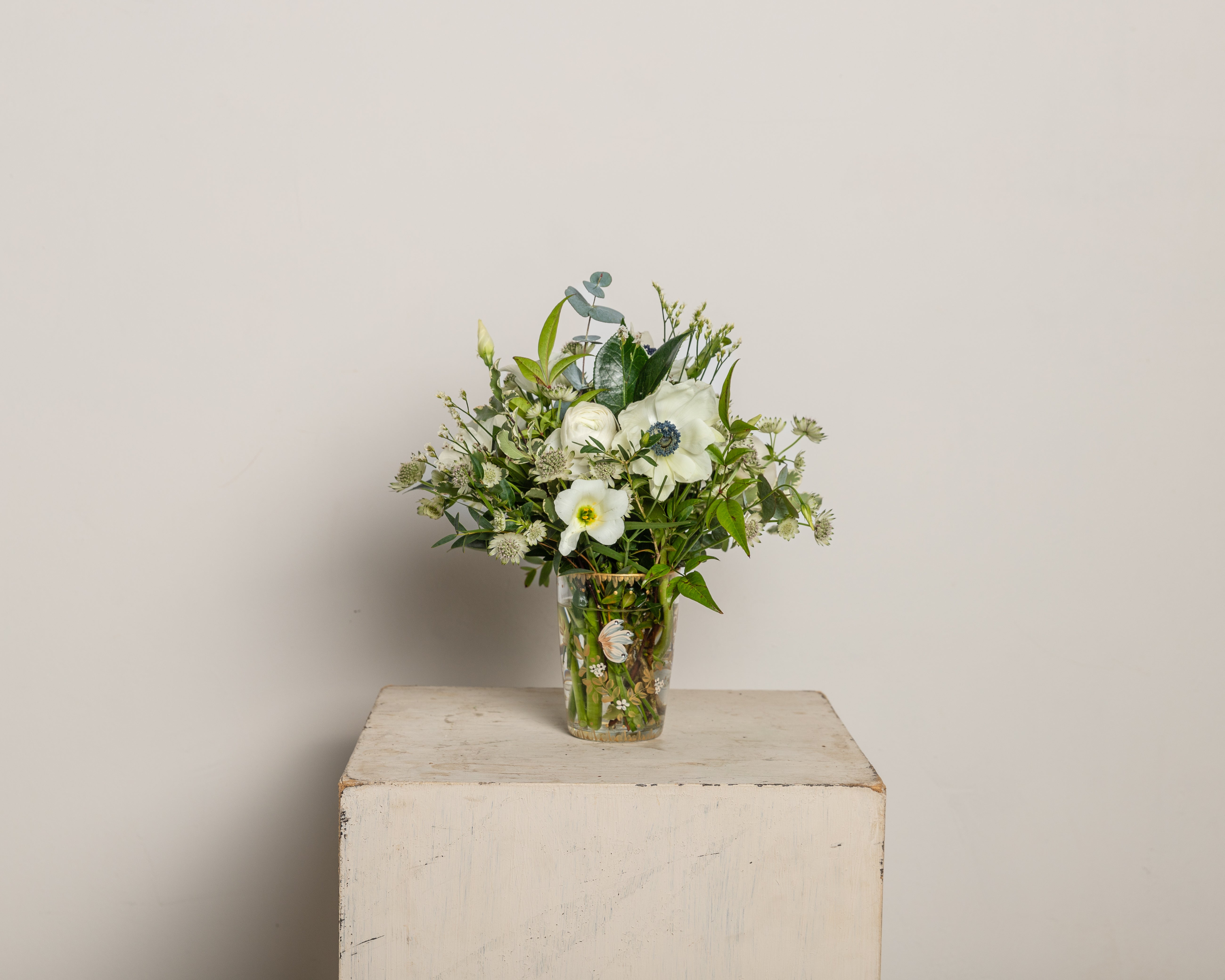 Vaso pintado a mano con flores
