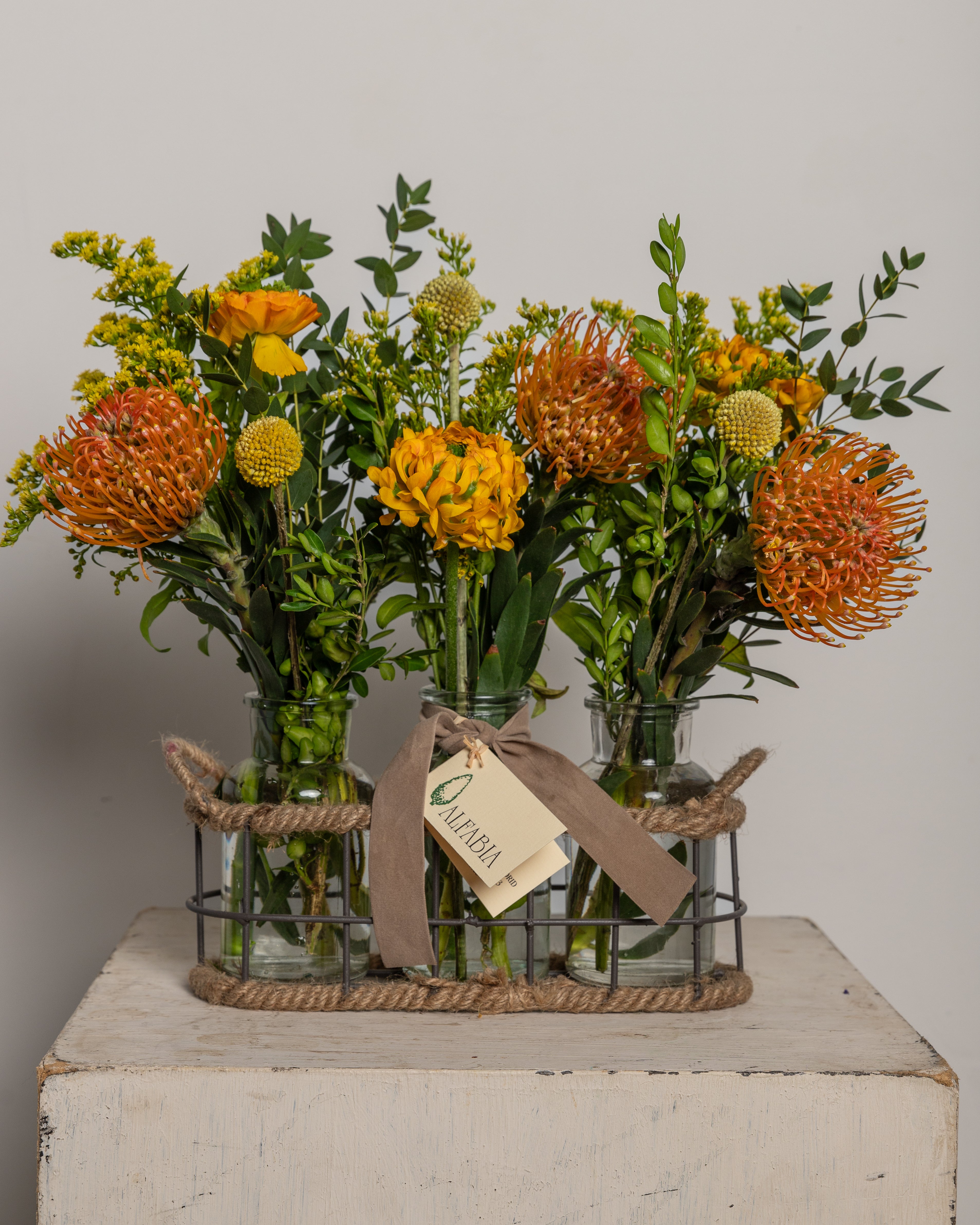 Cesto con tres tarros de flores