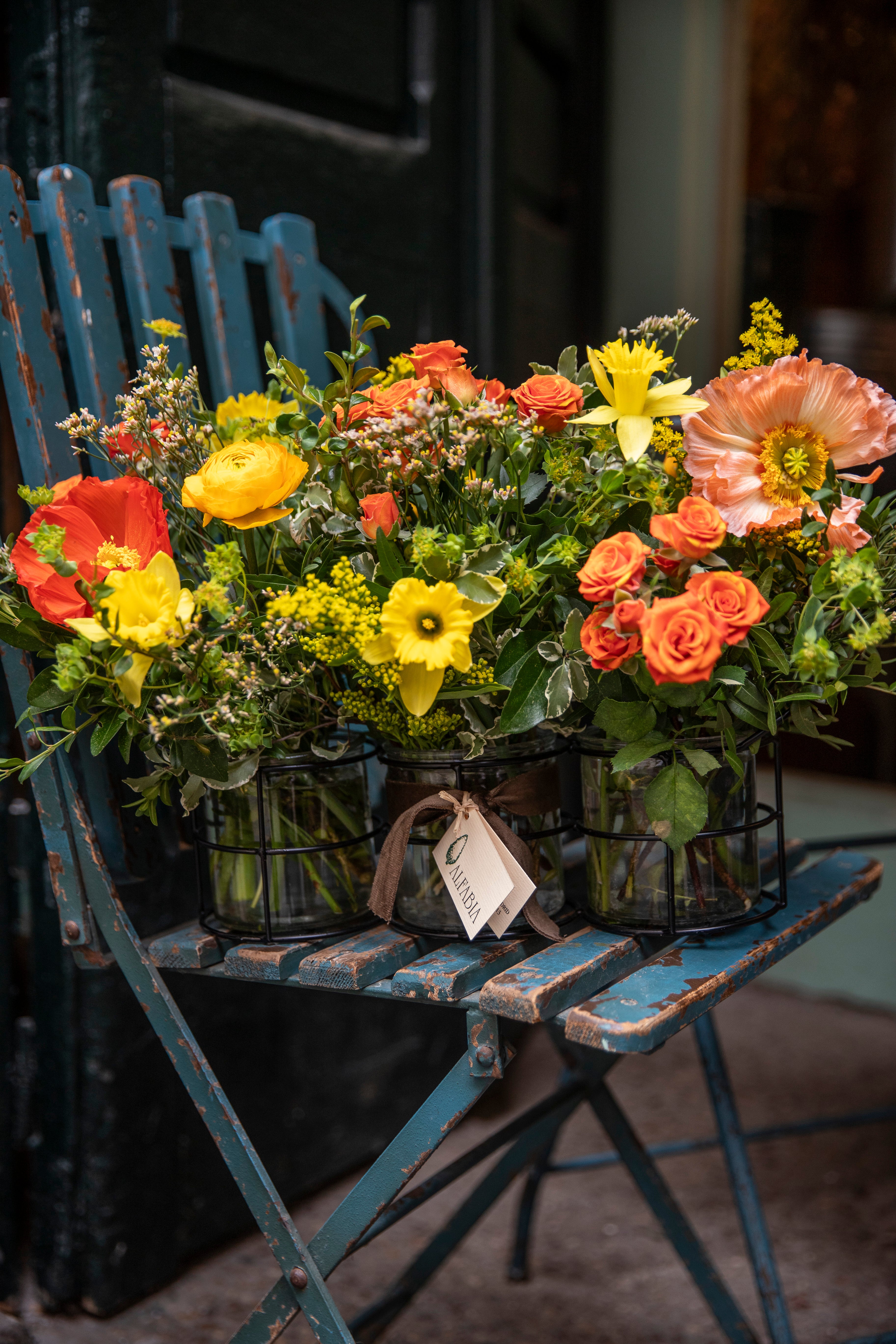 Trío de jarroncitos en tonos naranjas y amarillos