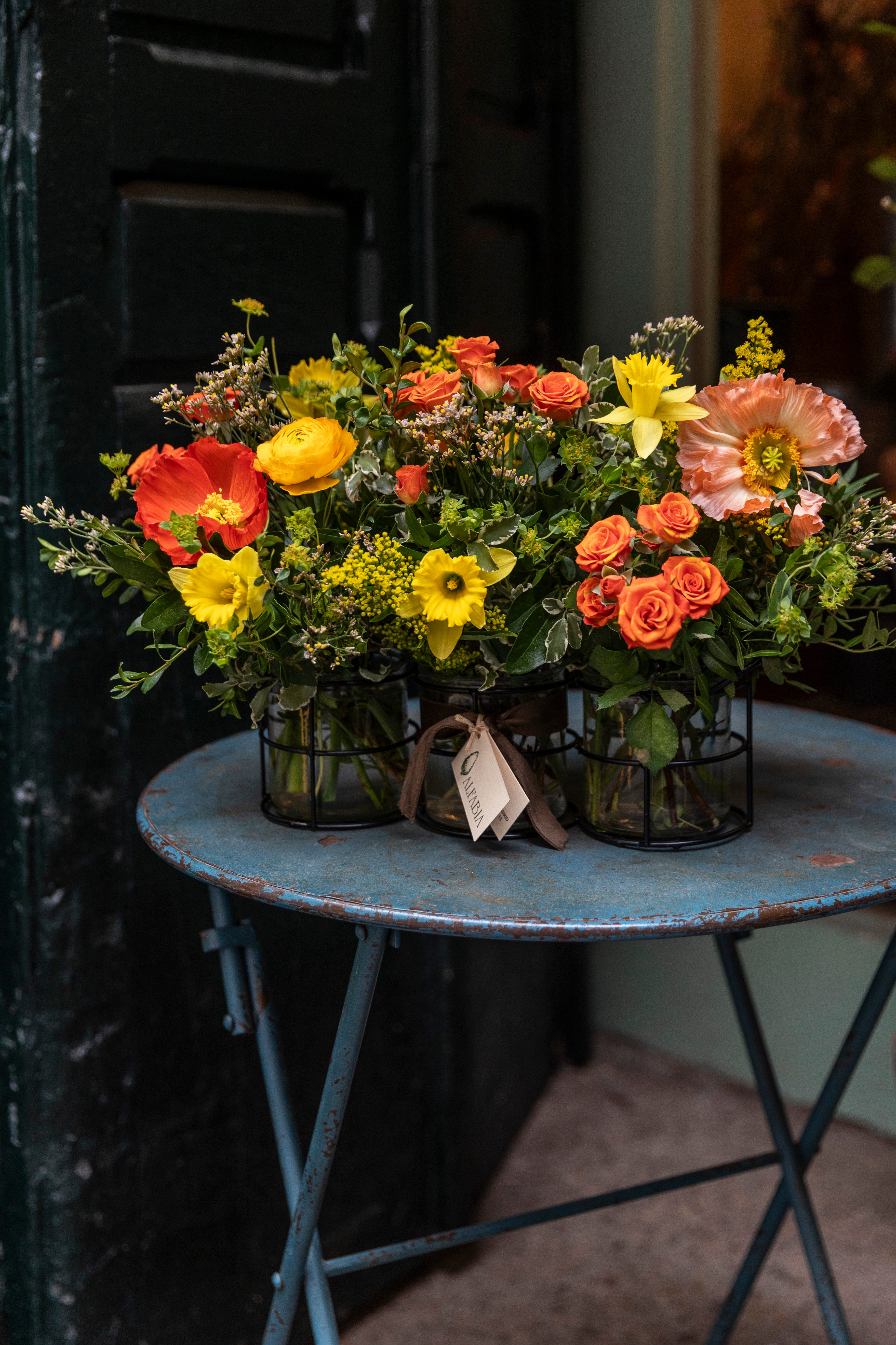 Trío de jarroncitos en tonos naranjas y amarillos