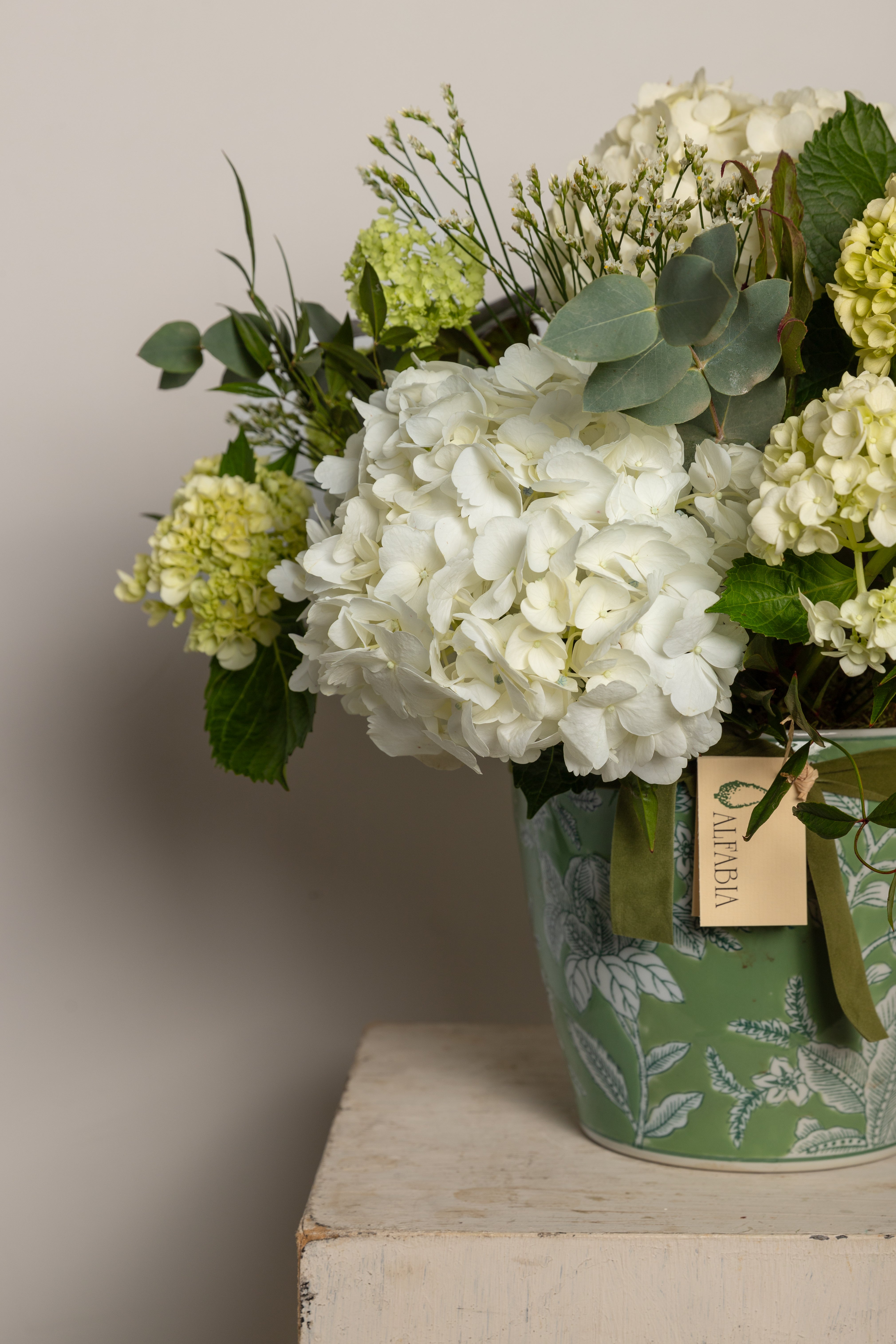 Jarrón de porcelana con flores