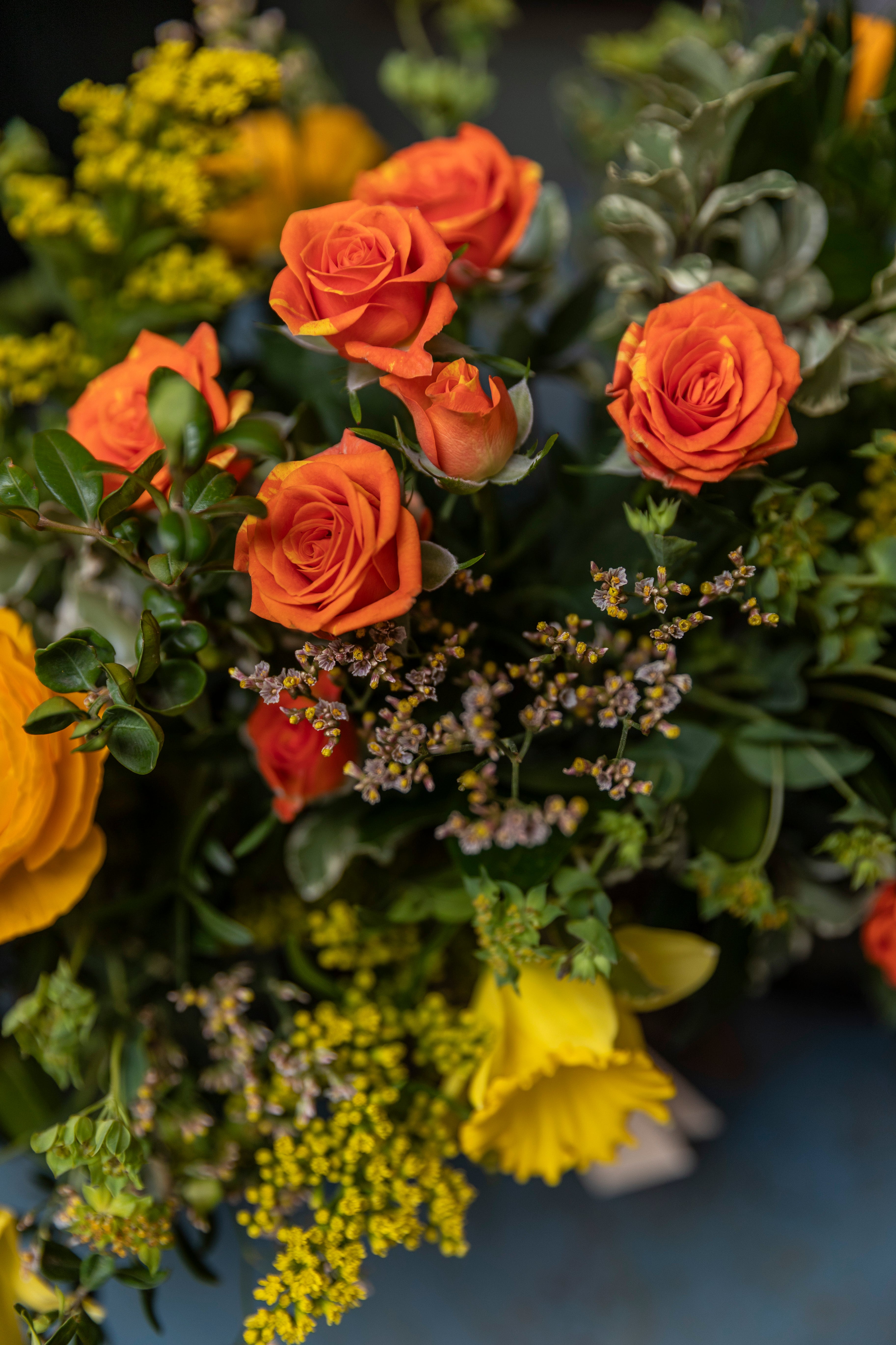 Trío de jarroncitos en tonos naranjas y amarillos