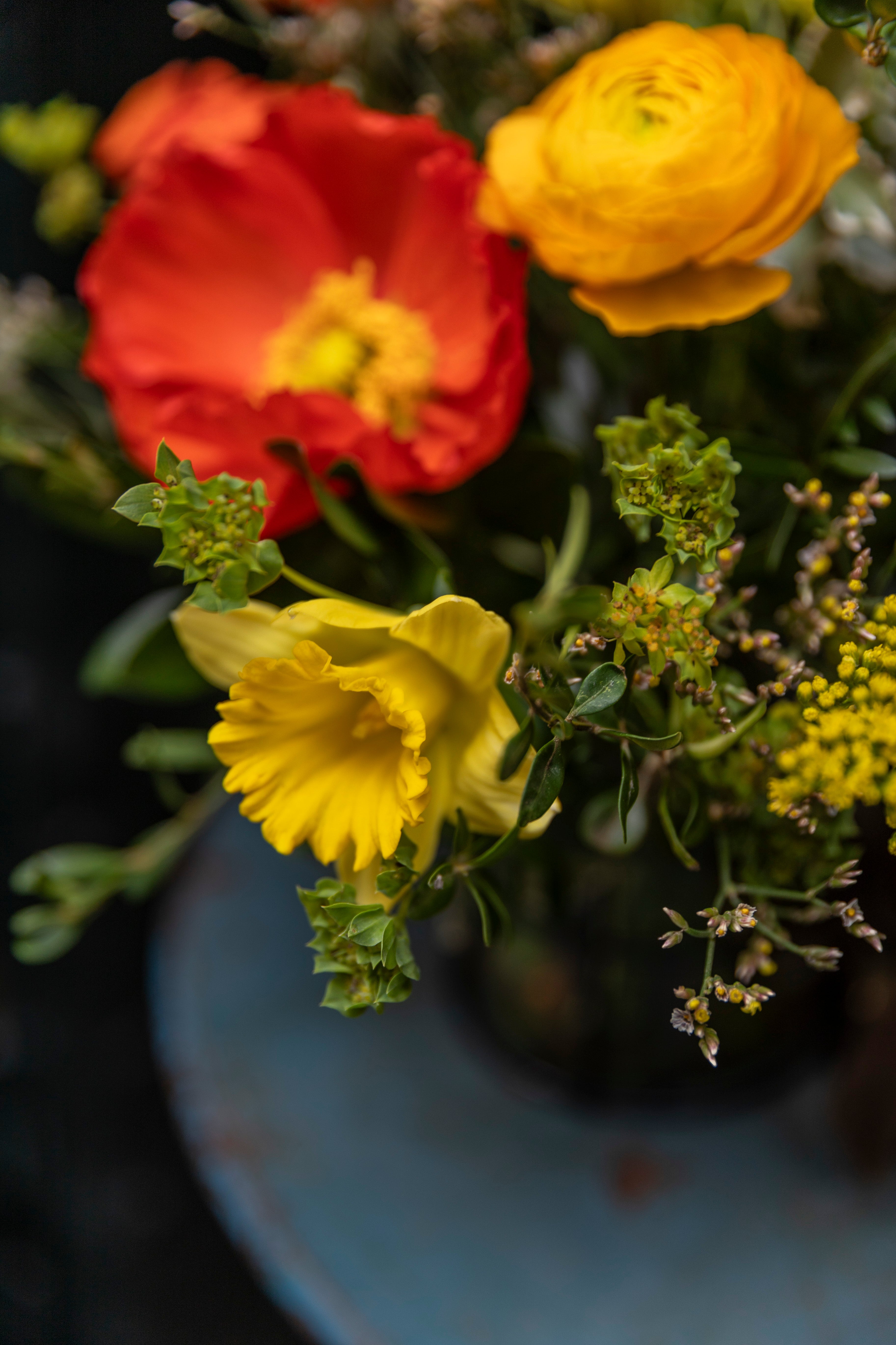 Trío de jarroncitos en tonos naranjas y amarillos