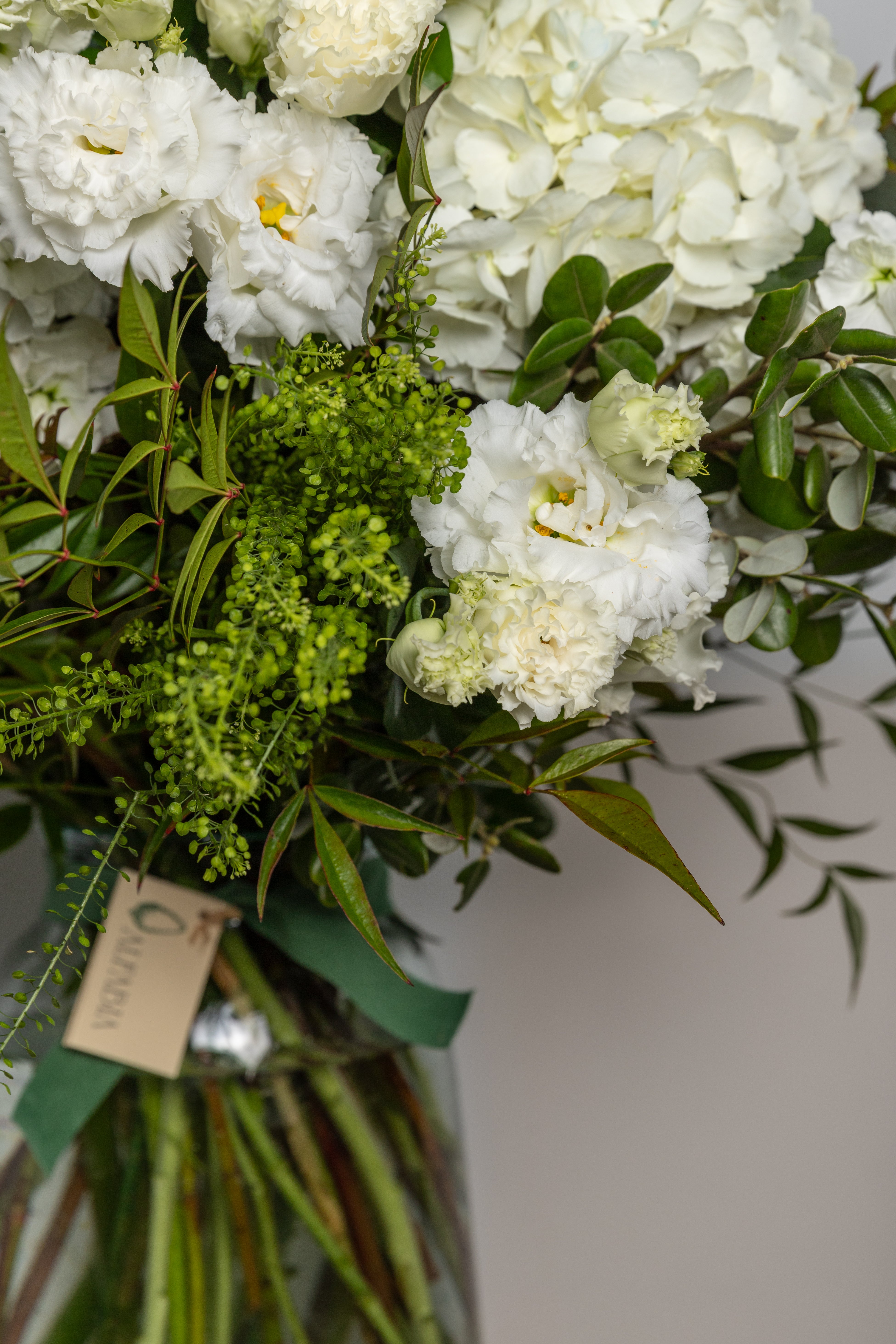 Jarrón de cristal con flores blancas