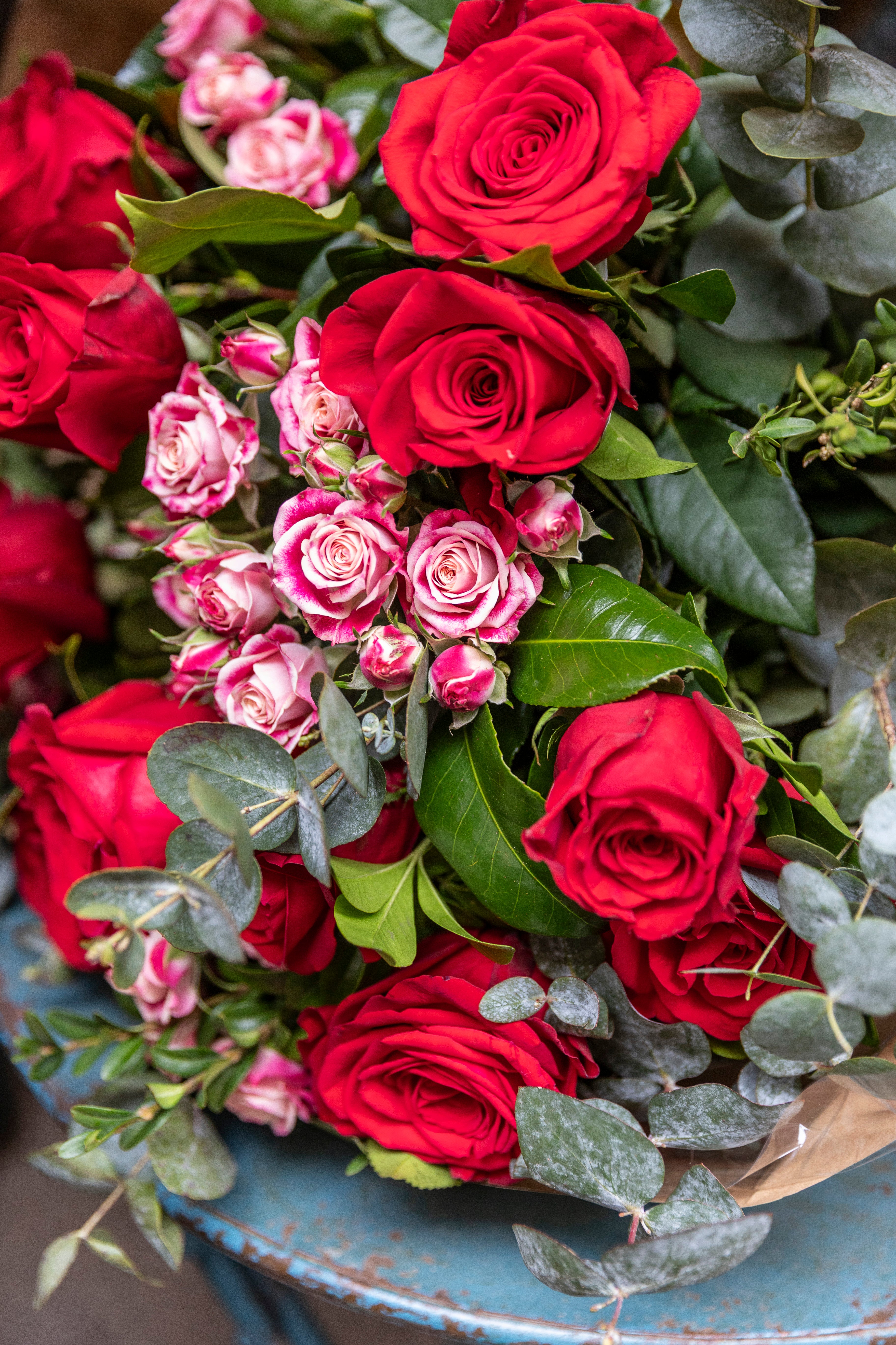 Ramo rosas rojas y rosas ramificadas