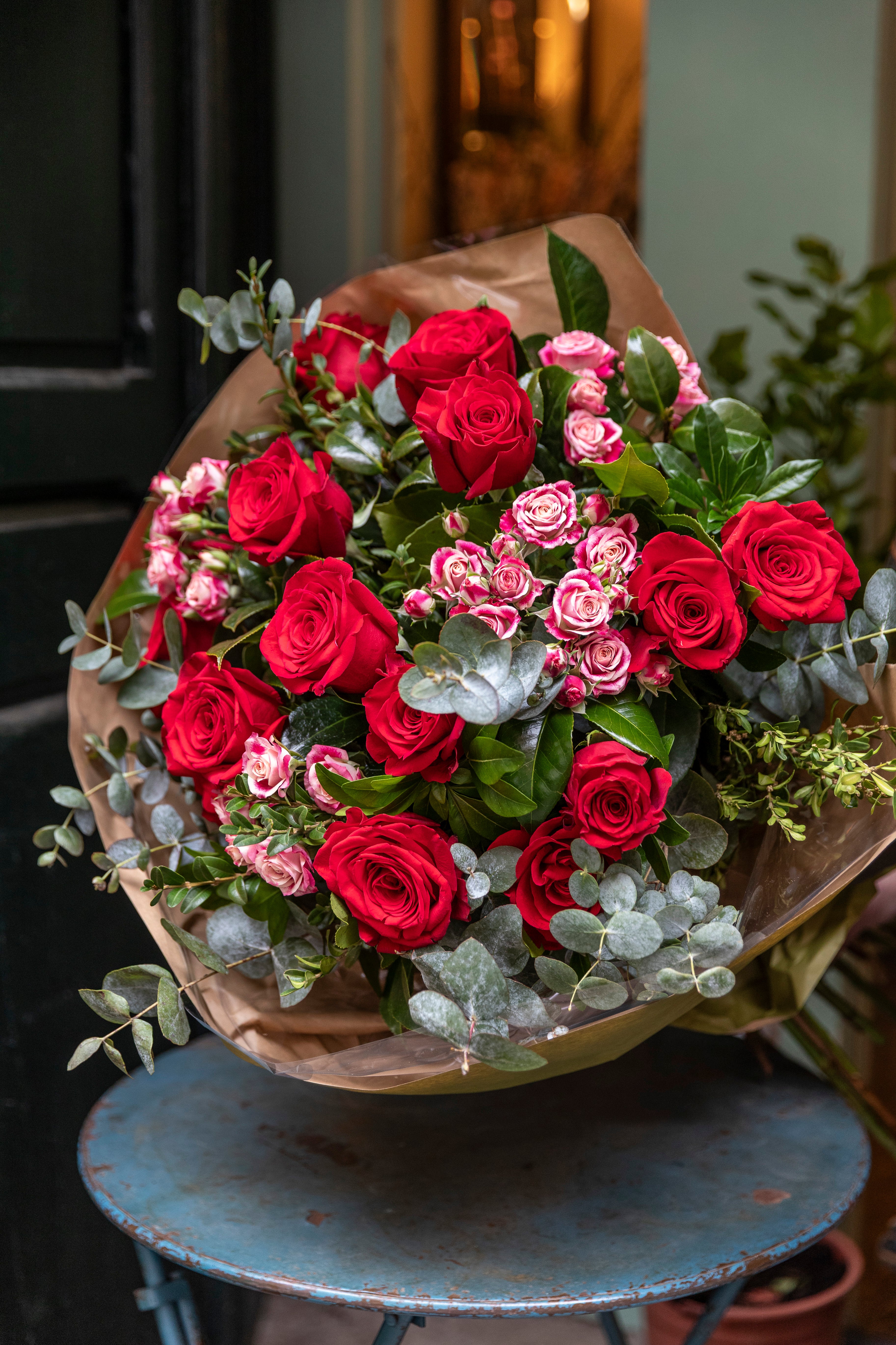 Ramo rosas rojas y rosas ramificadas