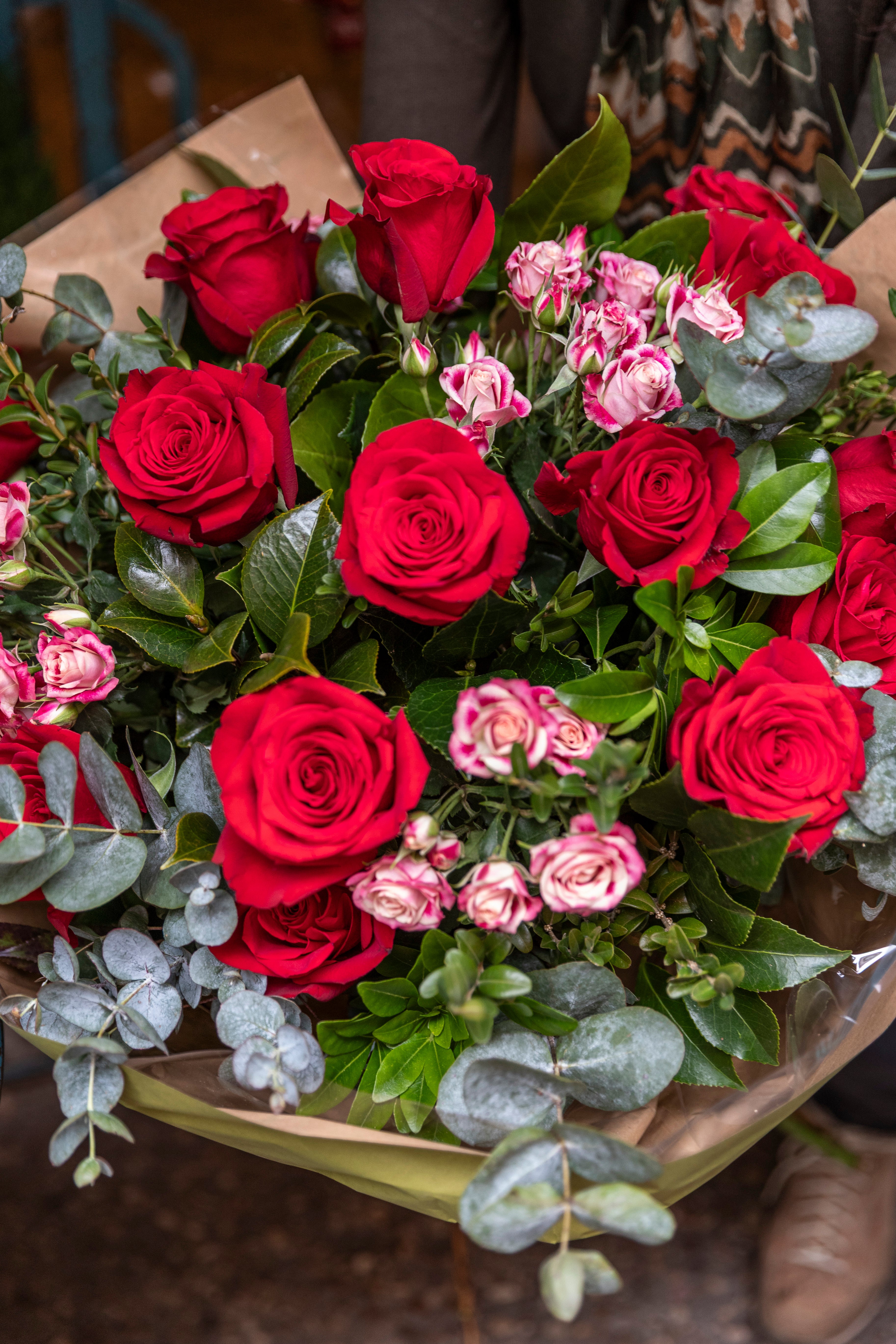 Ramo rosas rojas y rosas ramificadas