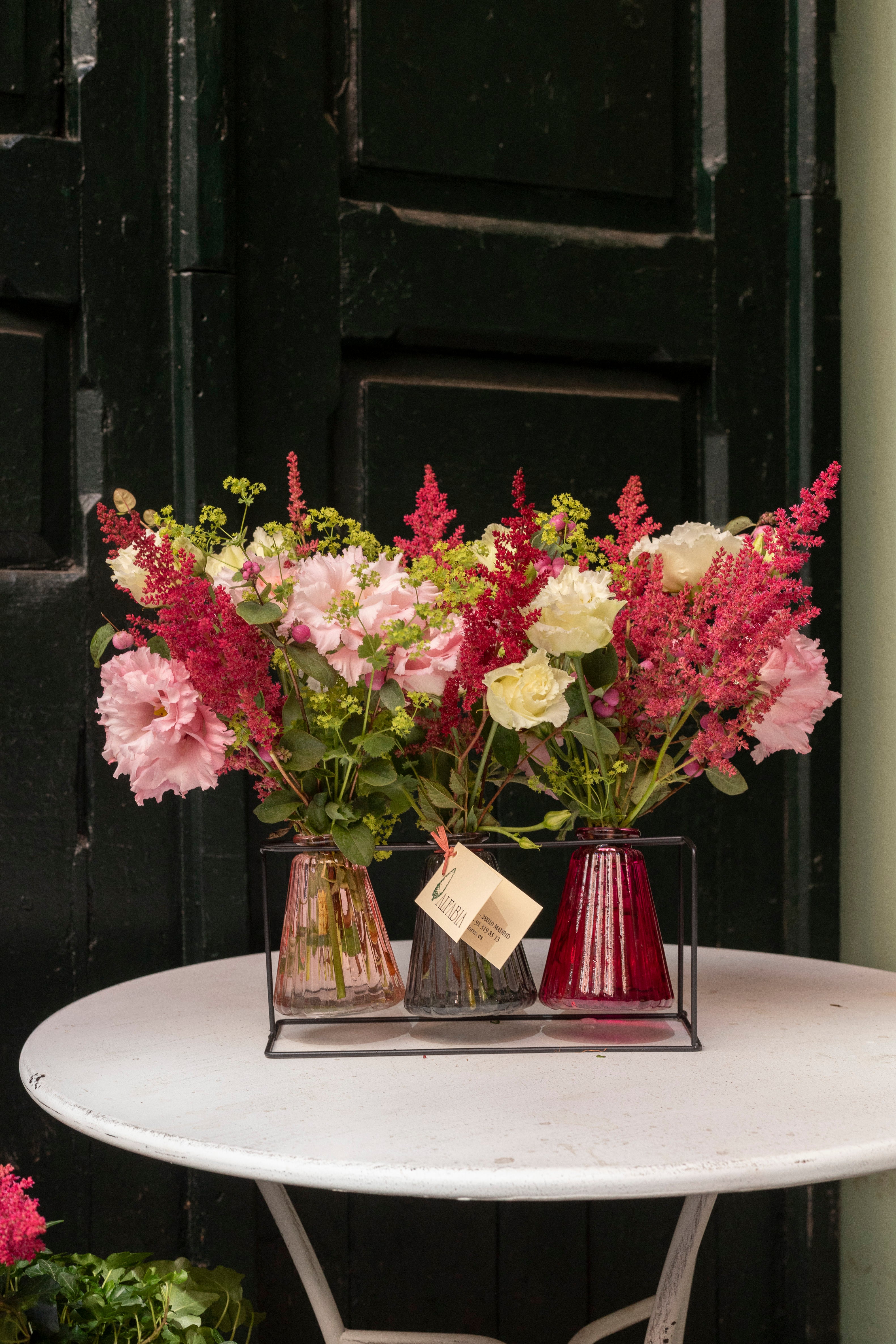 Jarrones colgantes en tonos rosas