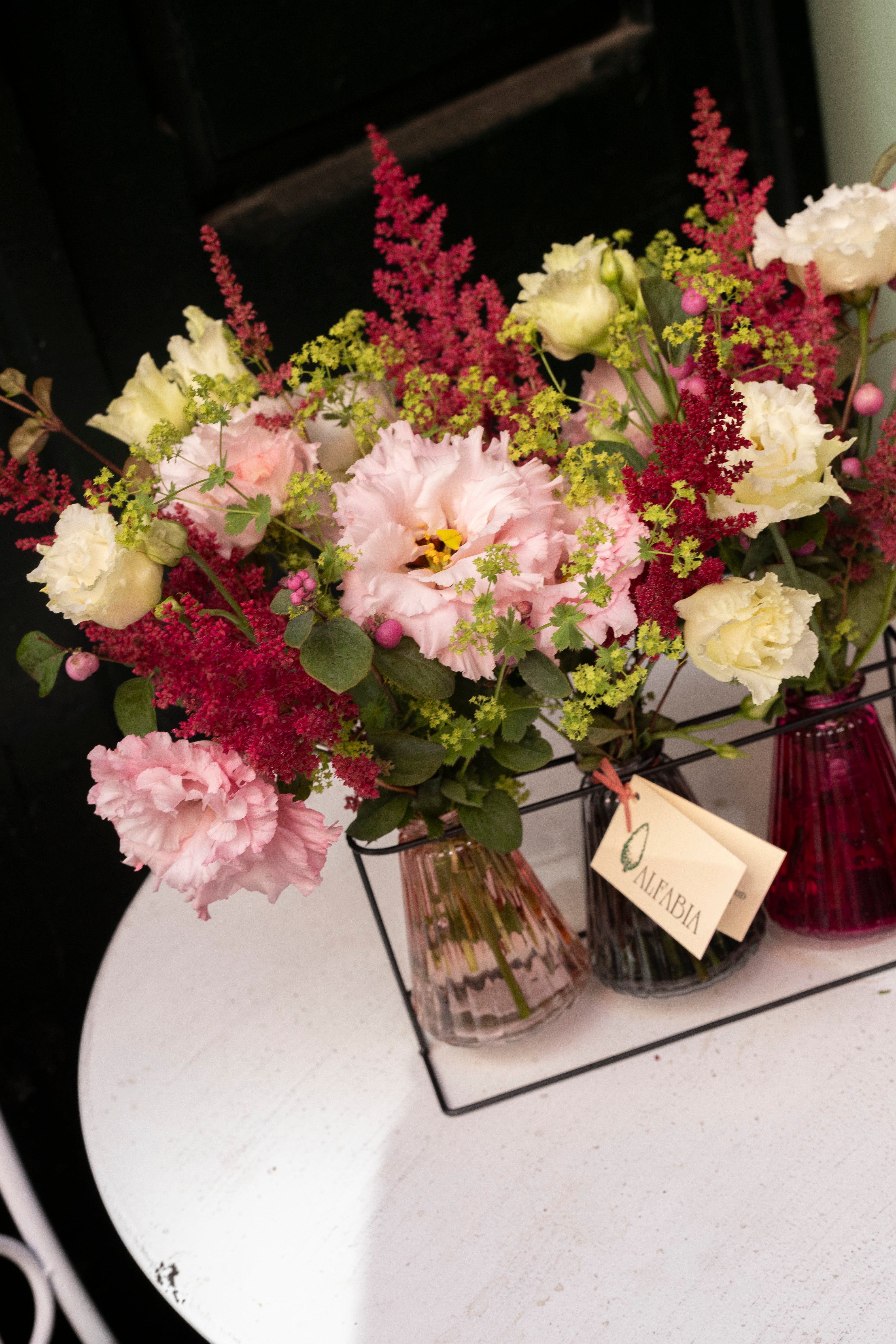 Jarrones colgantes en tonos rosas