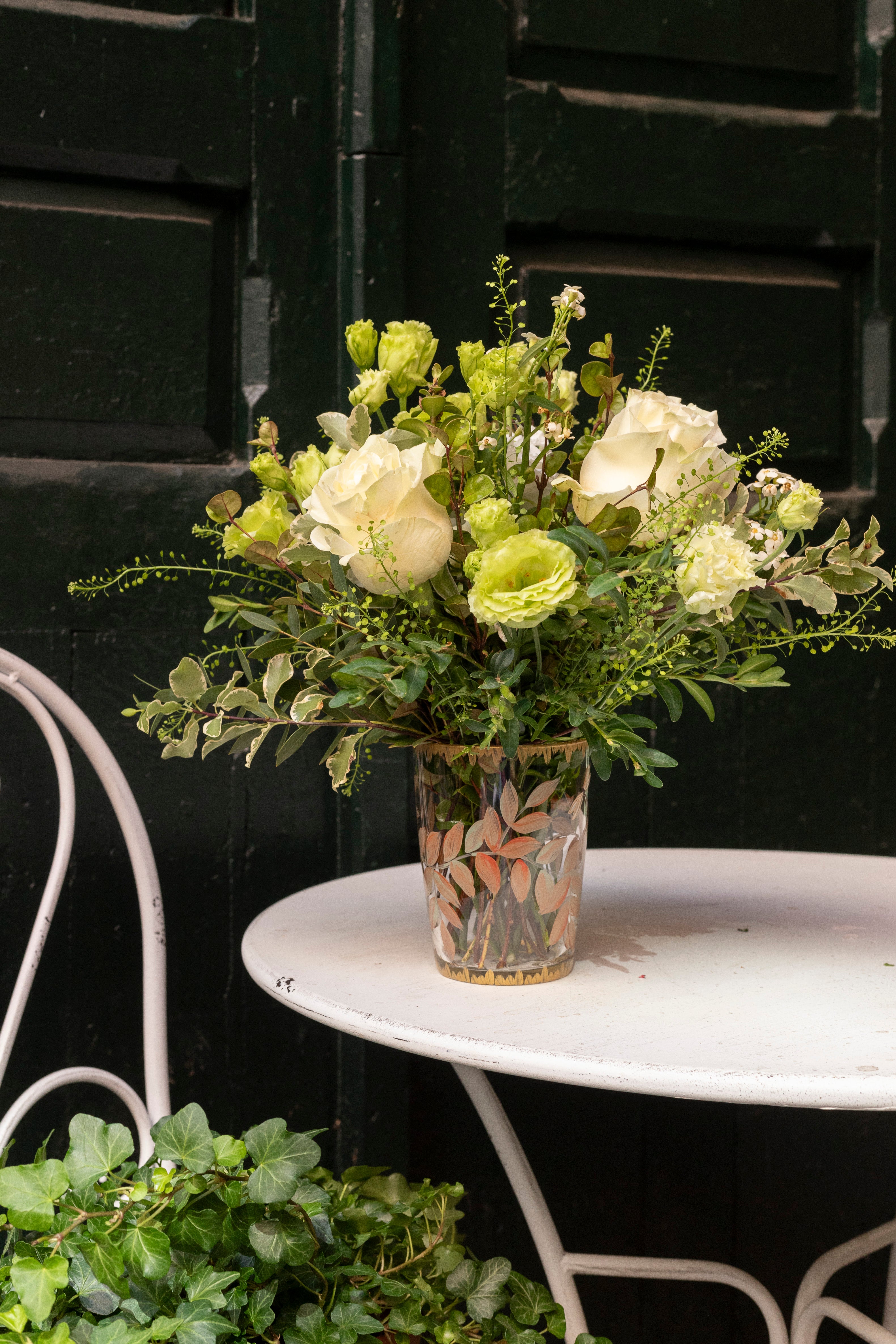 Vaso pintado a mano con flores