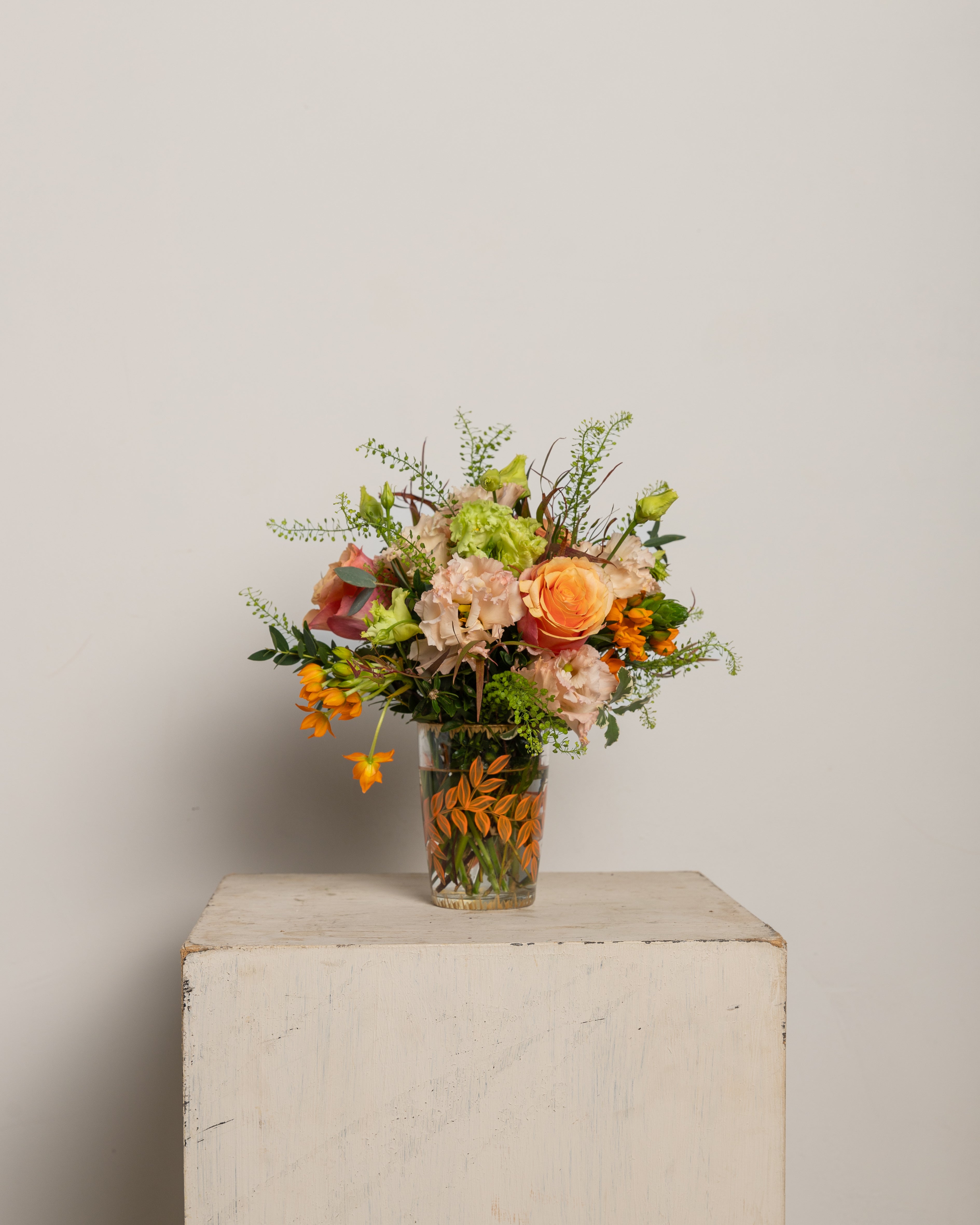 Vaso pintado a mano con flores