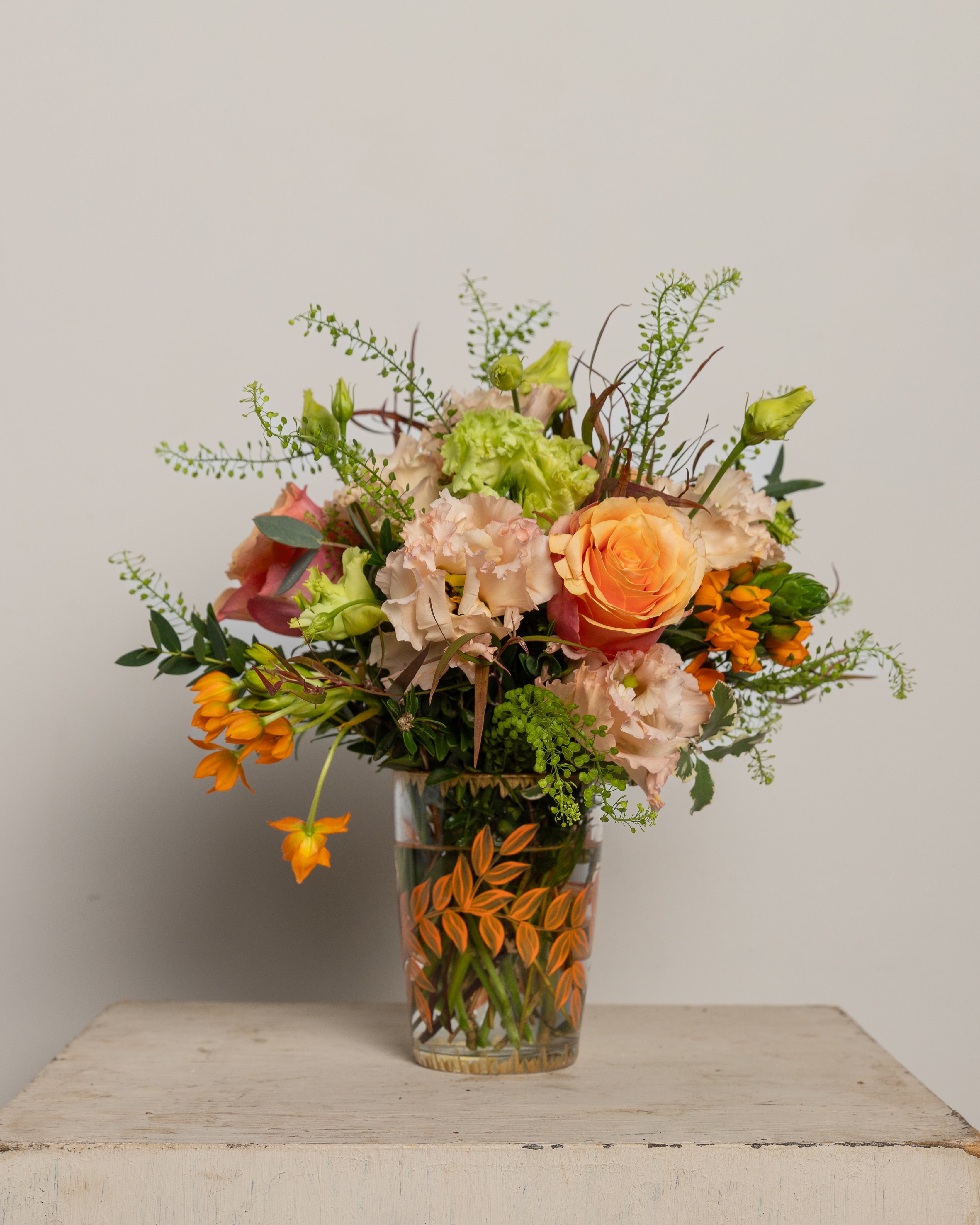 Vaso pintado a mano con flores