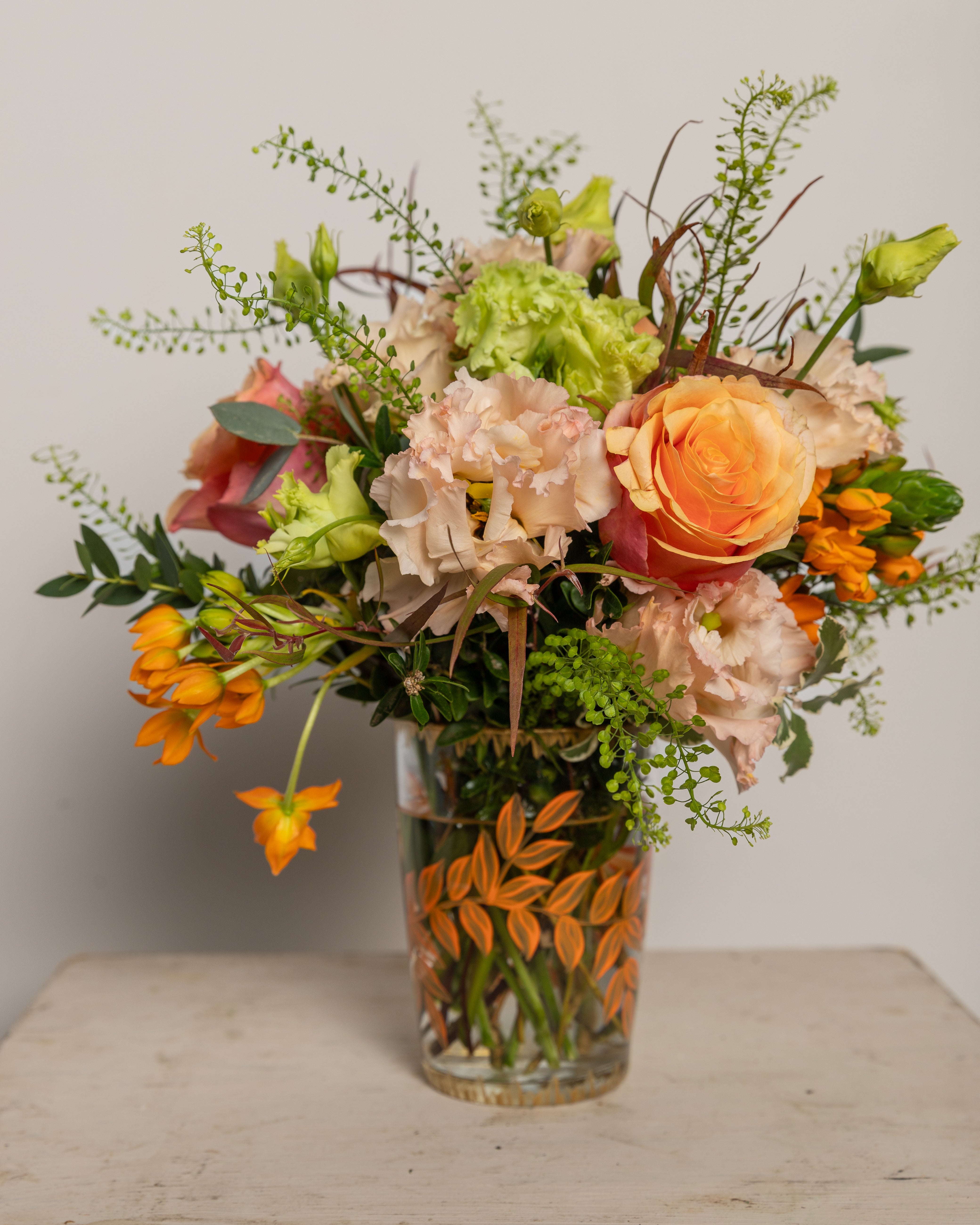 Vaso pintado a mano con flores